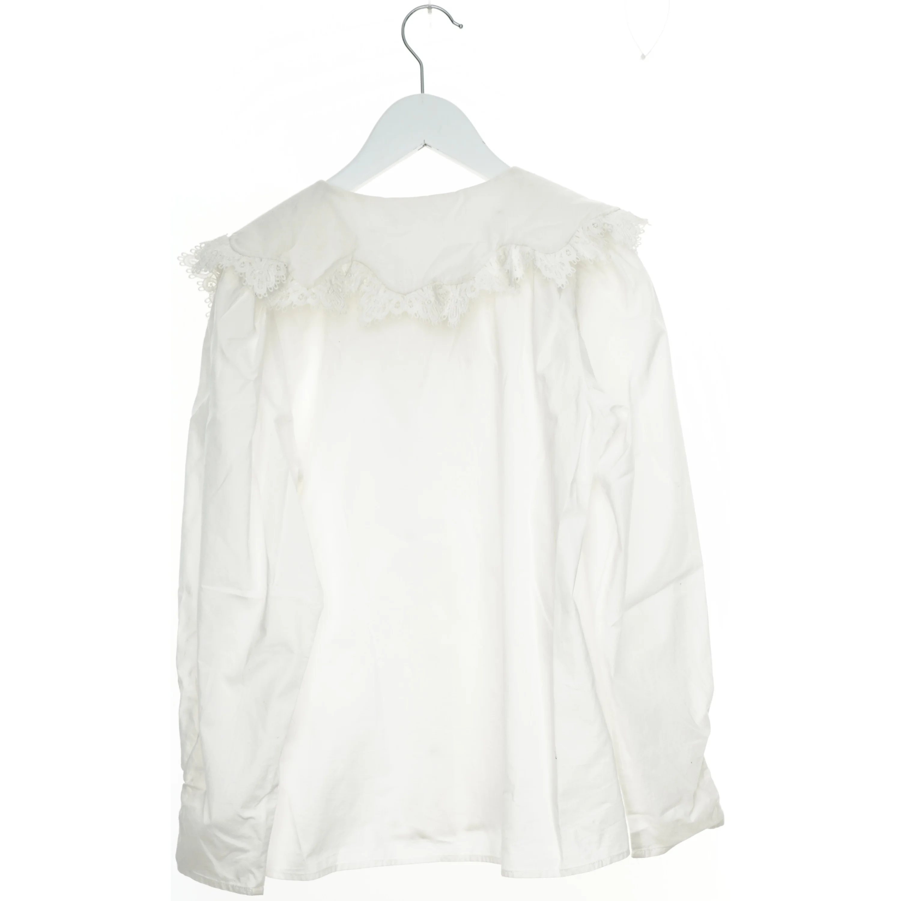 Hvid skjorte med blondekrave fra Designer Remix (str. 152)