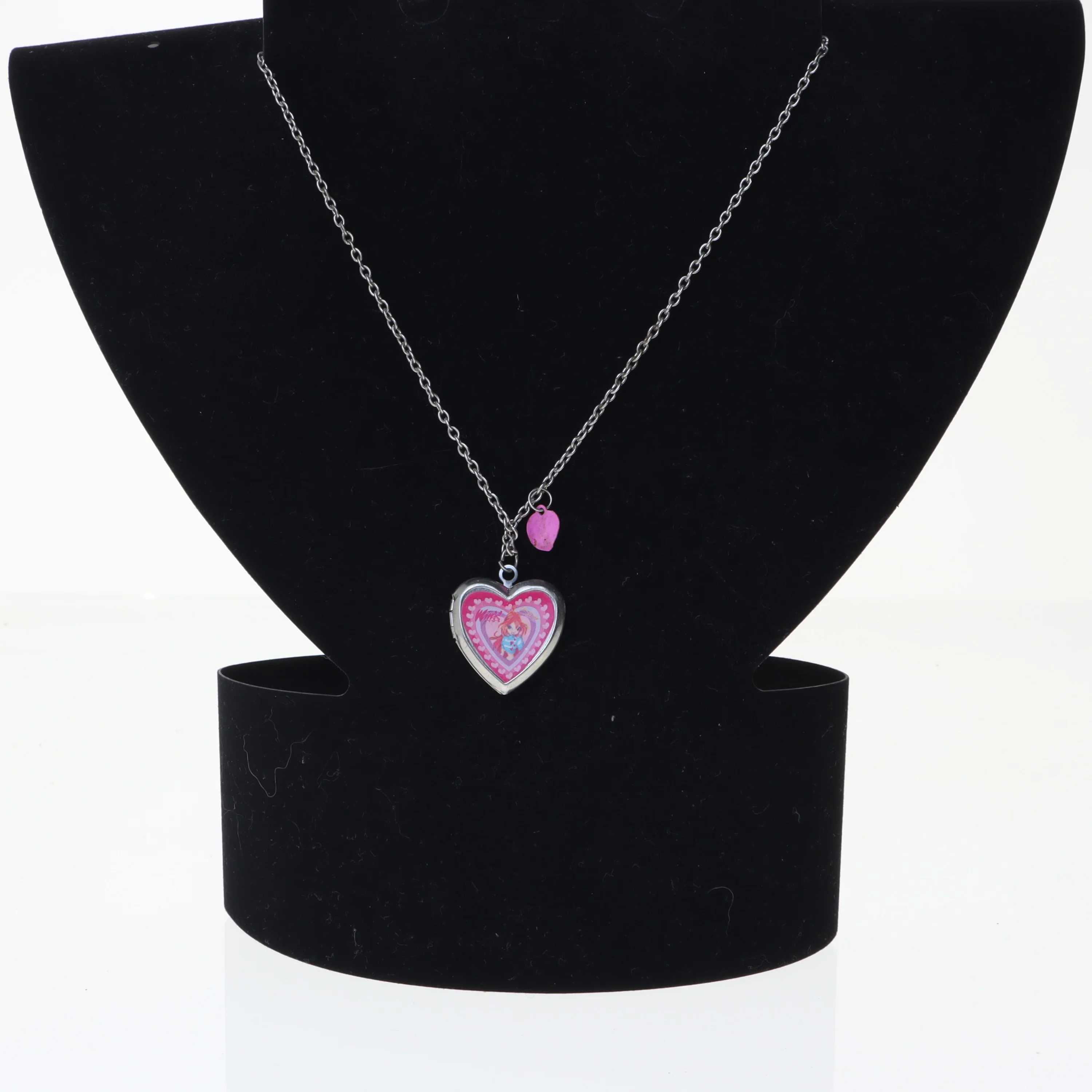 Sølvfarvet hjertevedhæng med kæde (str. 46 cm)