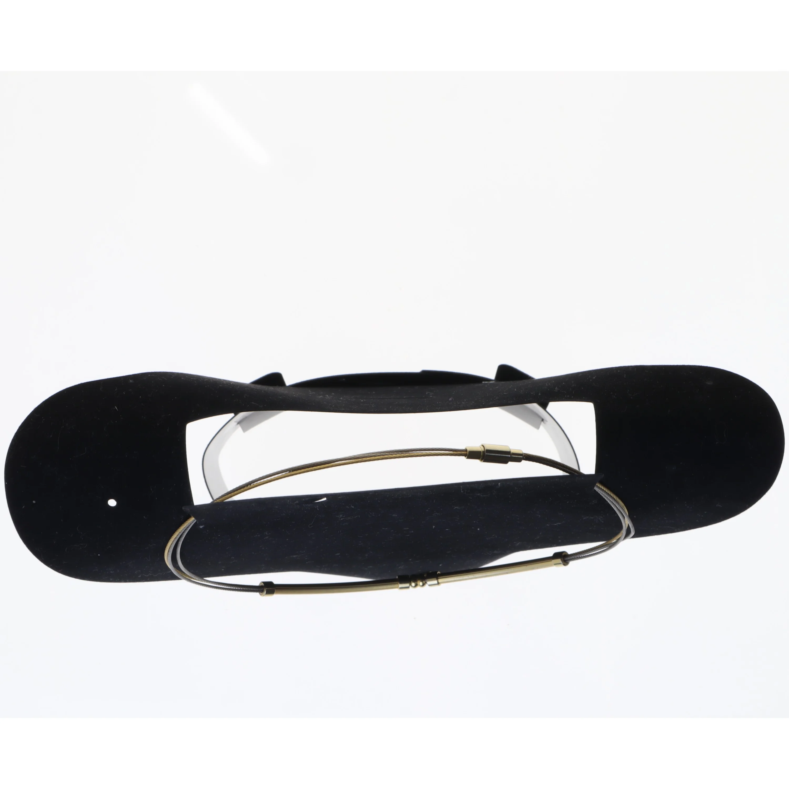 Guldfarvet halskæde med vedhæng (str. 42 cm)