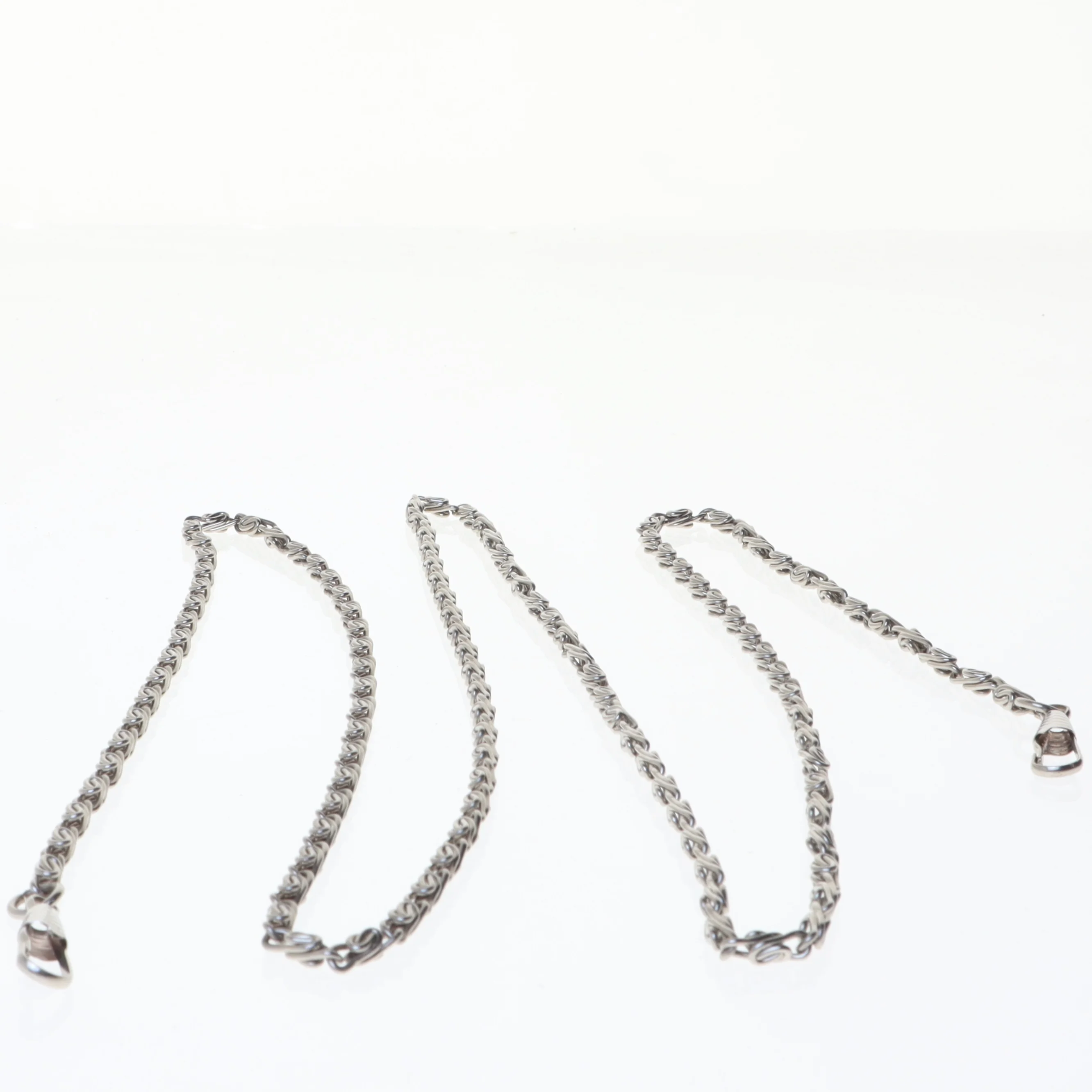 Sølvfarvet kæde (str. 121 cm)