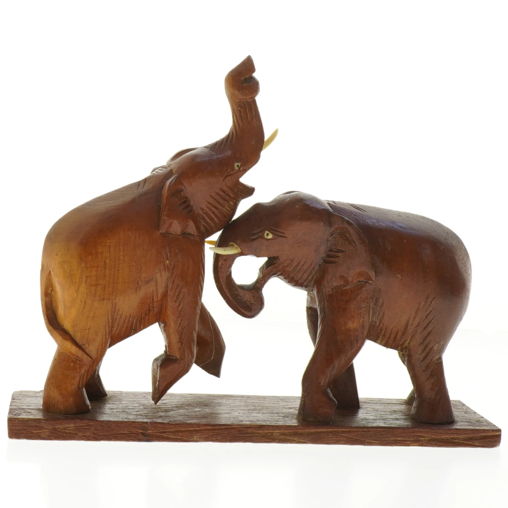 Træskulptur af elefanter (str. 25x19 cm)