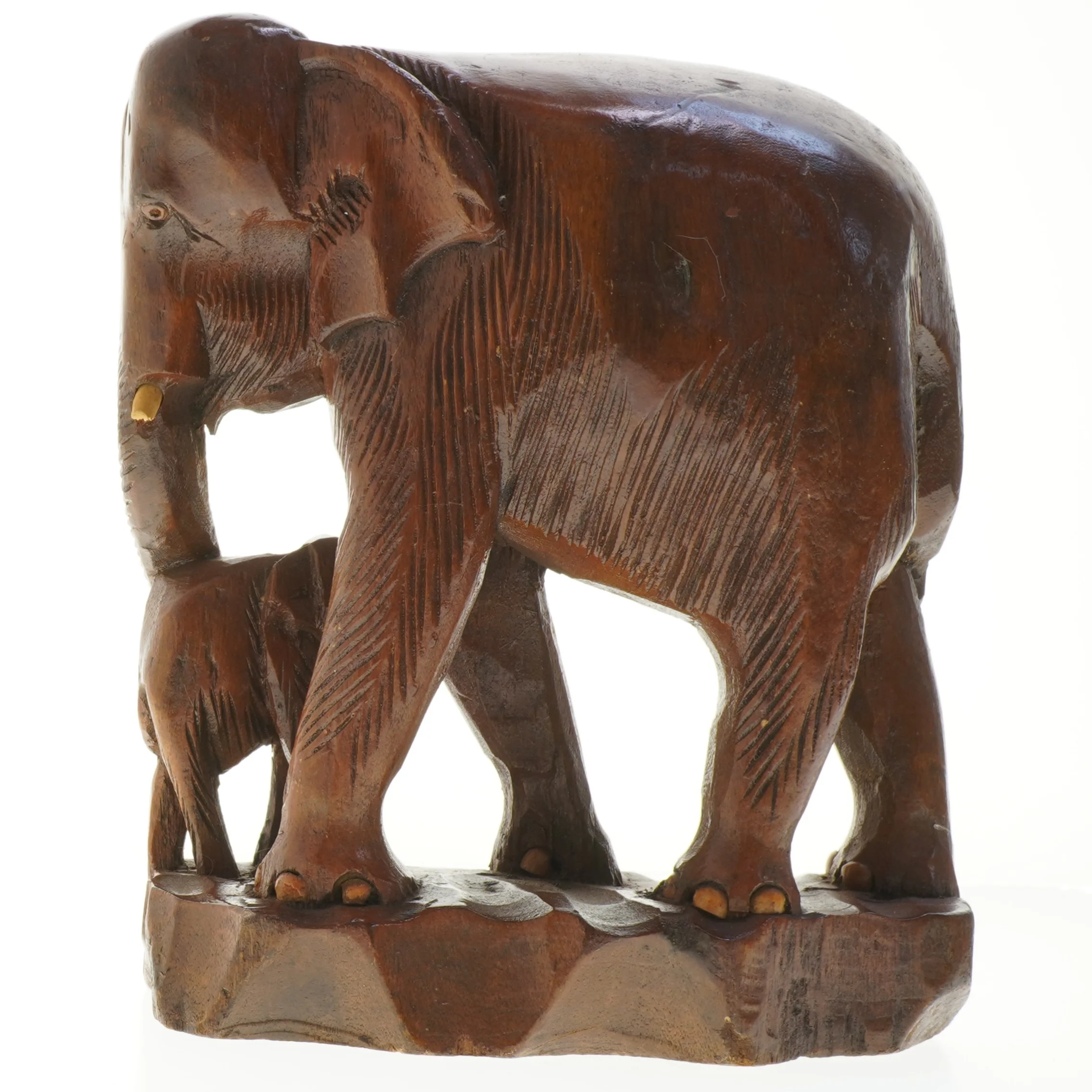 Træskulptur af elefanter (str. 31x27 cm)