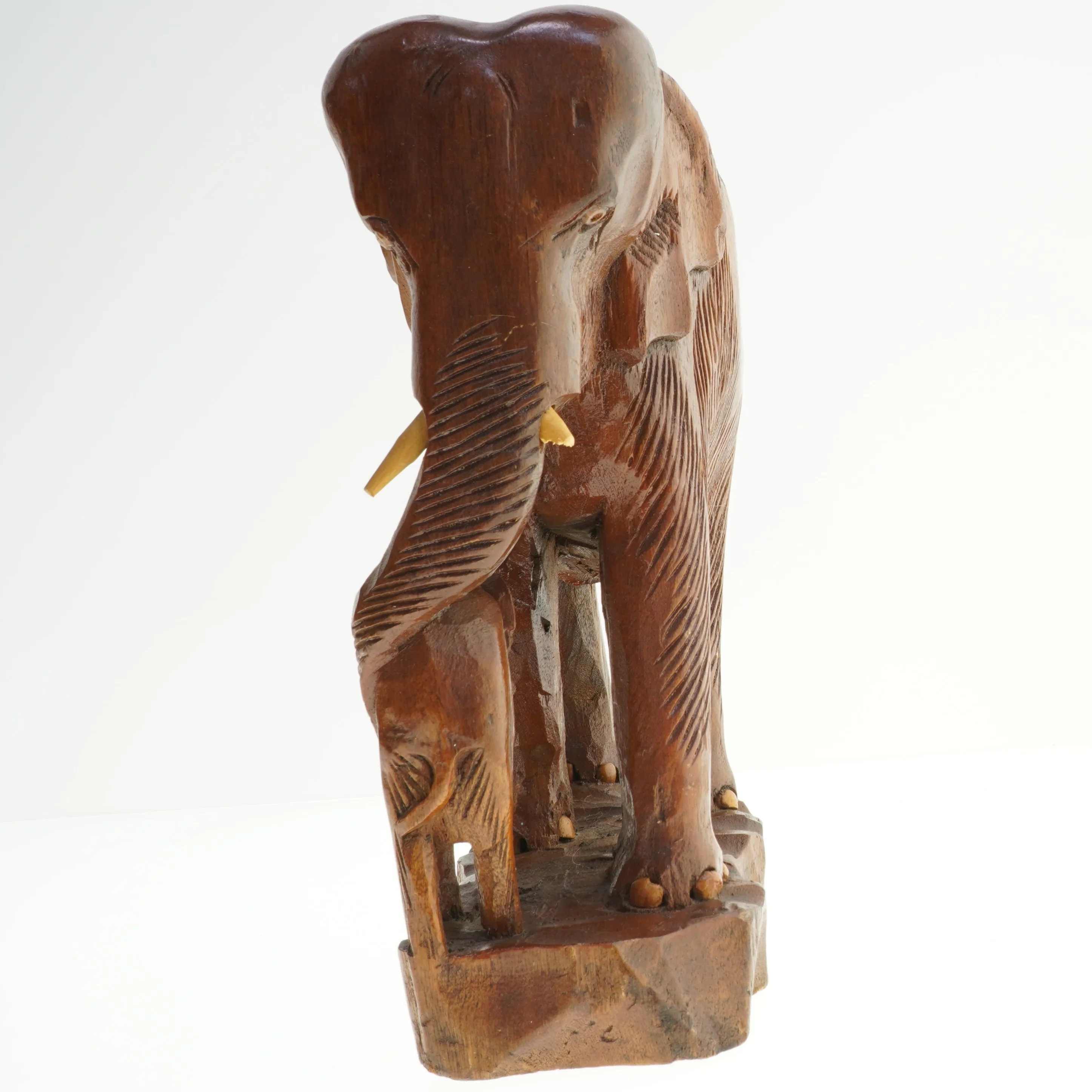 Træskulptur af elefanter (str. 31x27 cm)