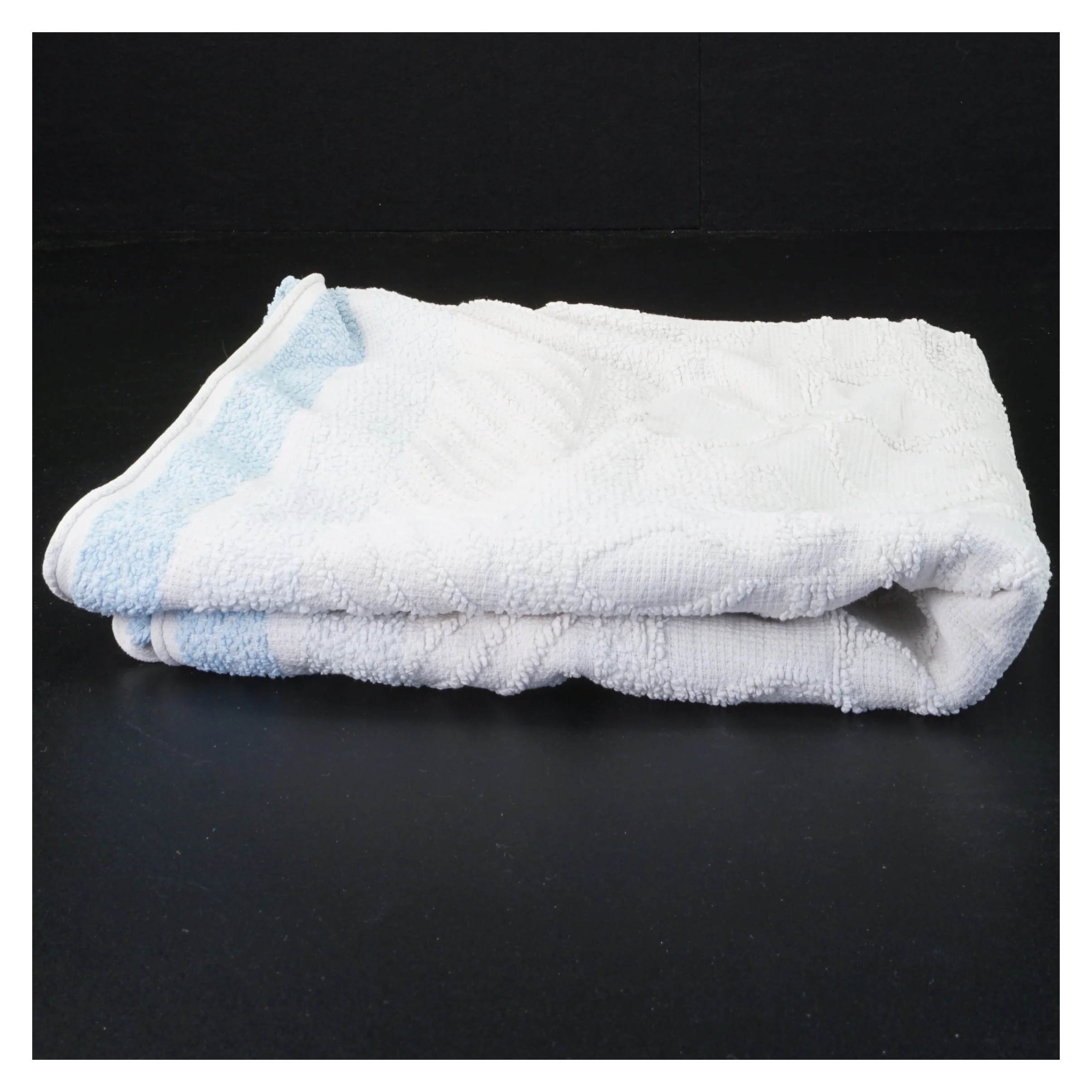 Hvidt og blåt håndklæde (str. 80 x 45 cm)