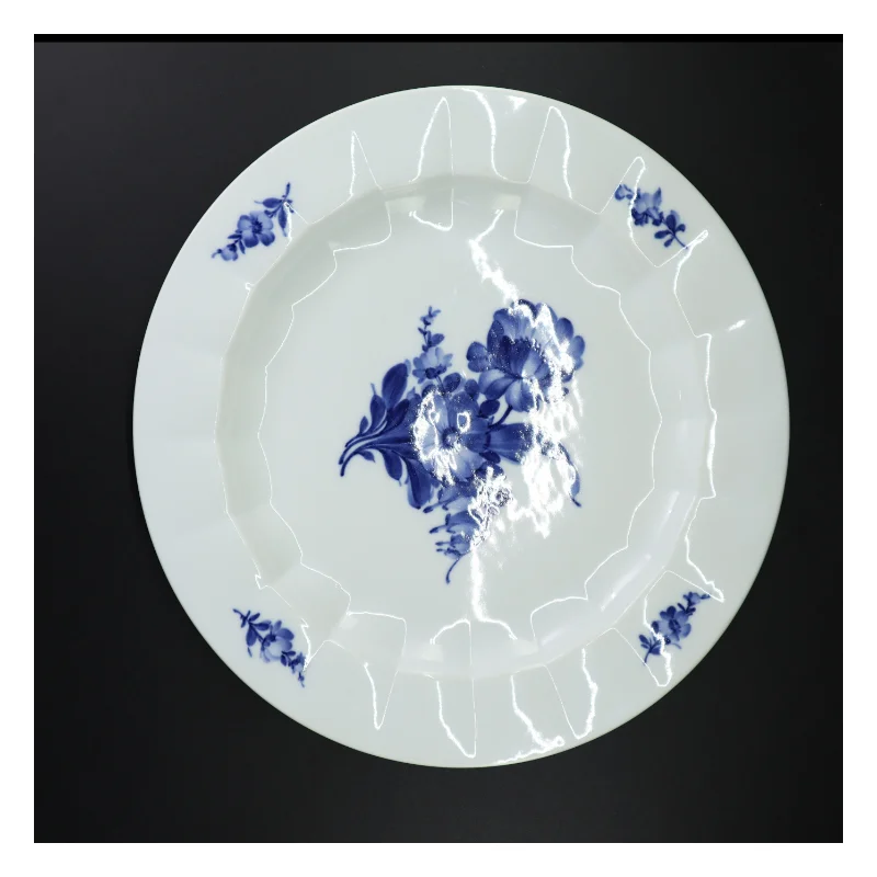 Porcelænstallerken, Blå blomst fra Royal Copenhagen (str. 38 x 3 cm)
