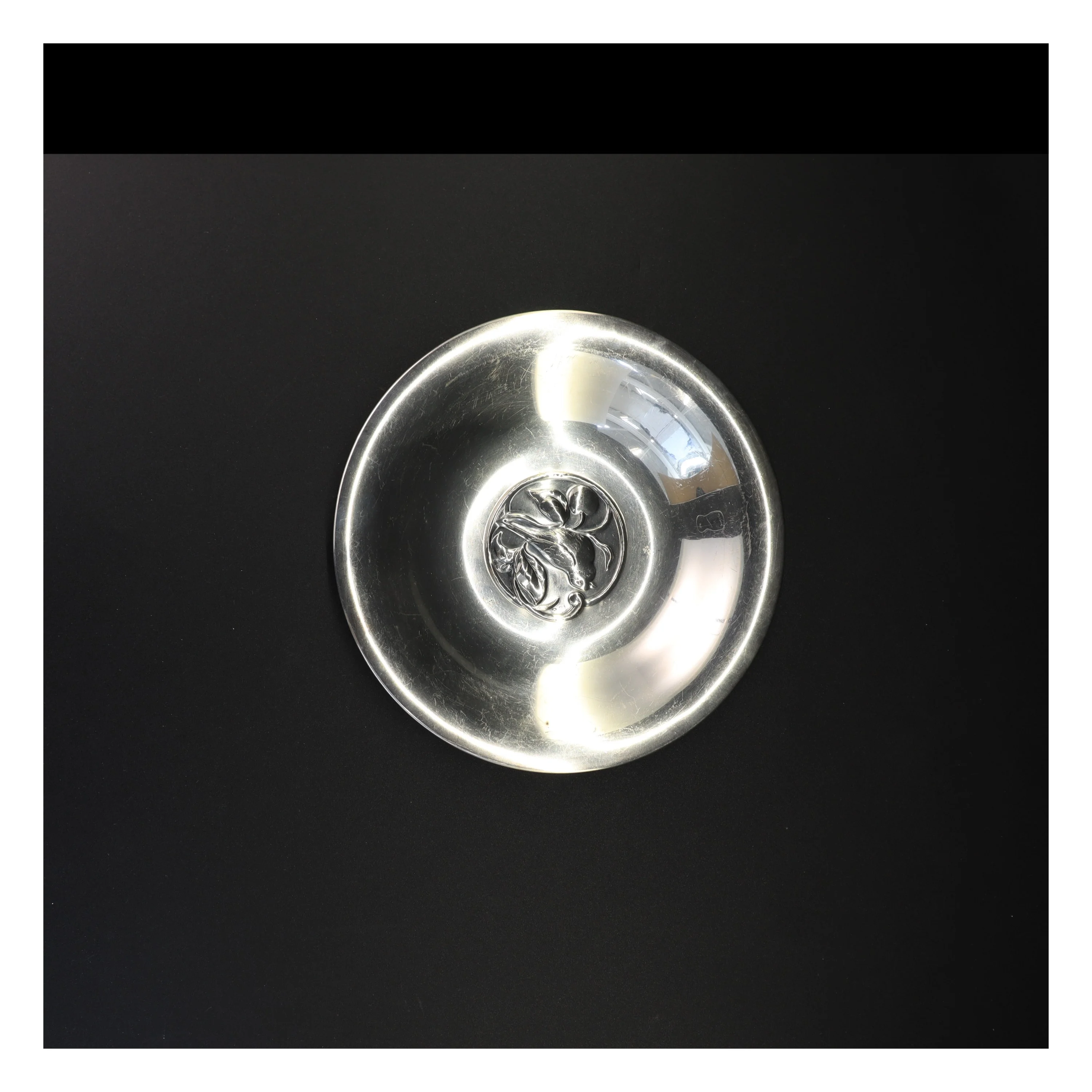 Metal bakke med dekorativt motiv (str. I diameter 21 cm)