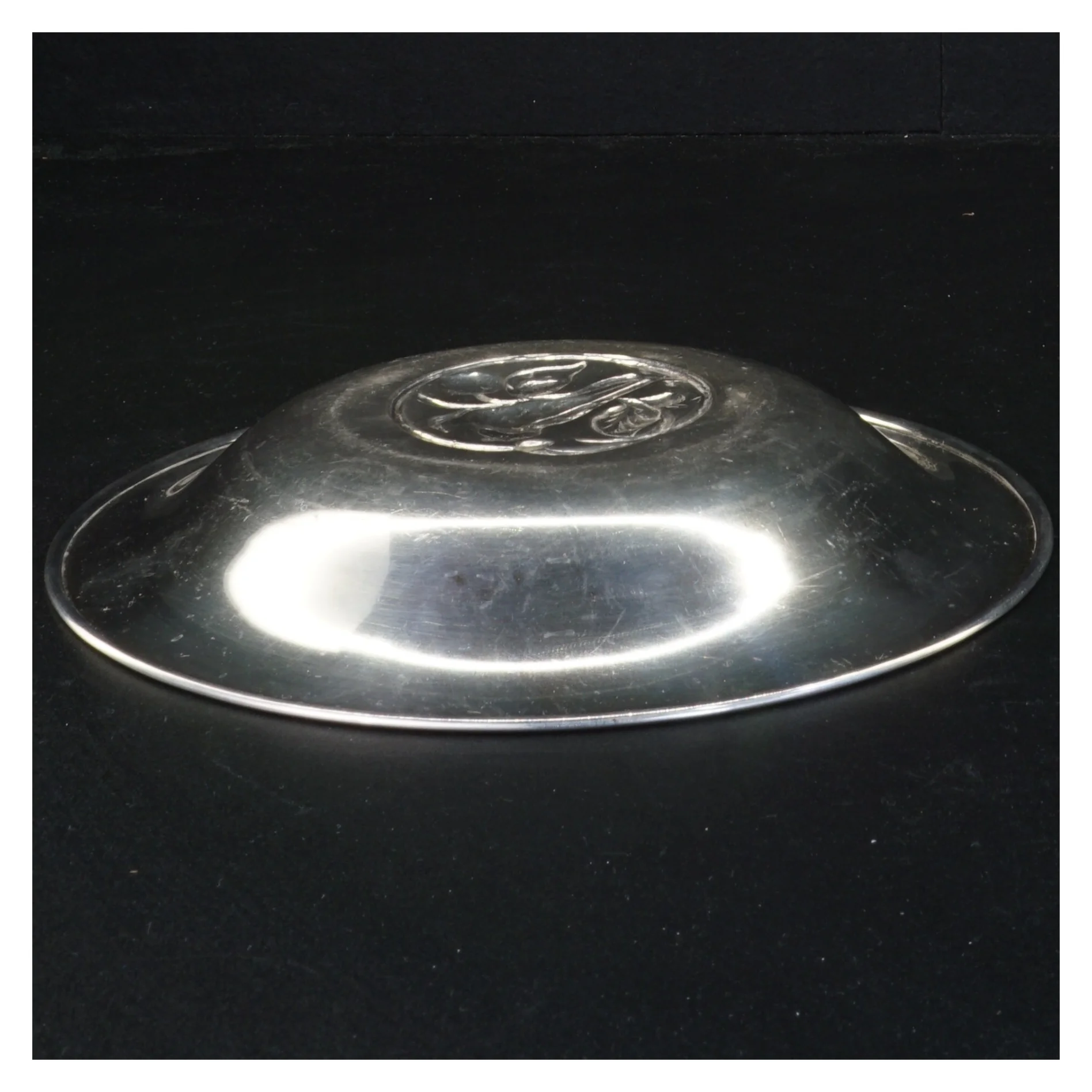 Metal bakke med dekorativt motiv (str. I diameter 21 cm)