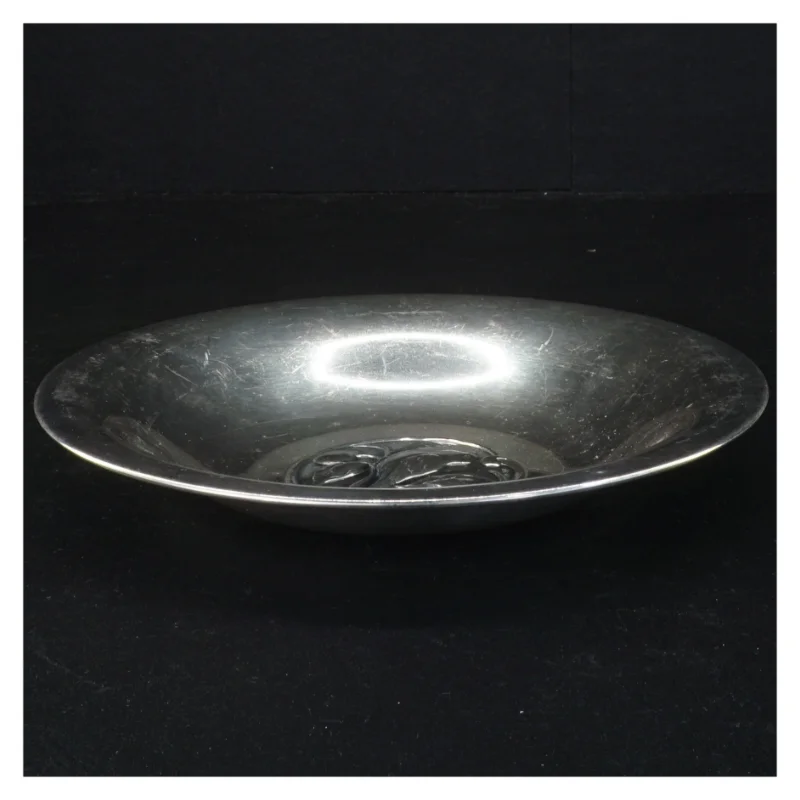 Metal bakke med dekorativt motiv (str. I diameter 21 cm)