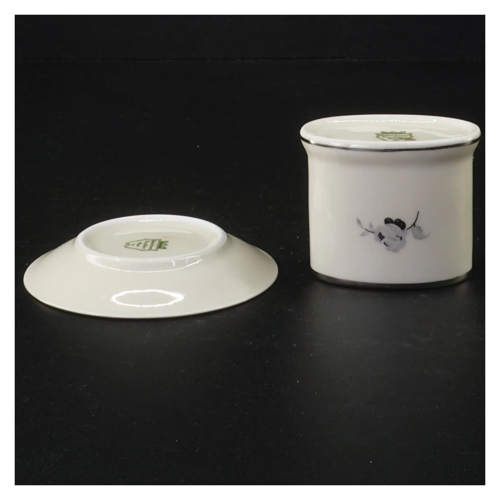 Porcelænstallerken og opbevaringskrukke fra Københavns Porcellains Maleri (str. Diameter 10 cm og 6 x 5 cm)