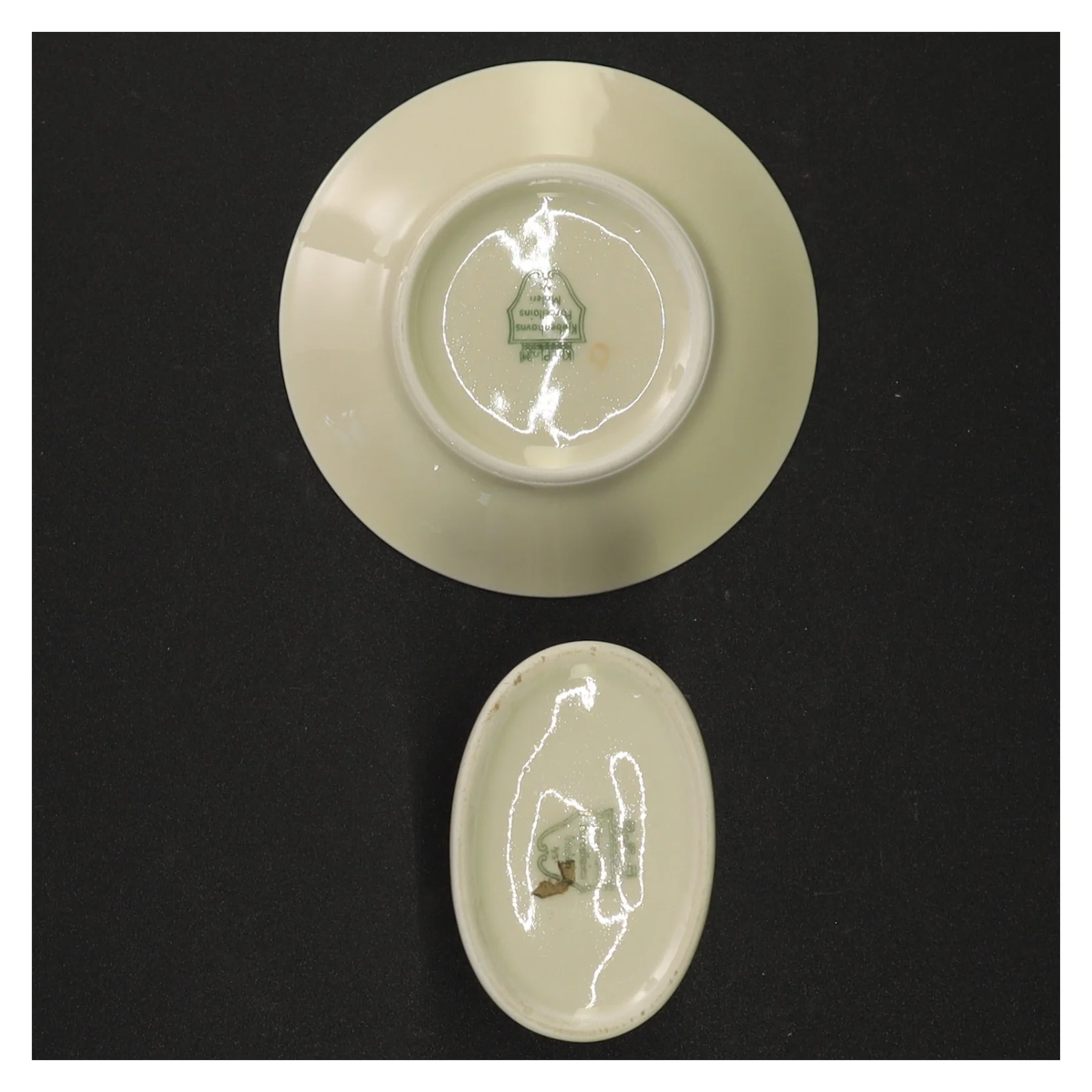 Porcelænstallerken og opbevaringskrukke fra Københavns Porcellains Maleri (str. Diameter 10 cm og 6 x 5 cm)