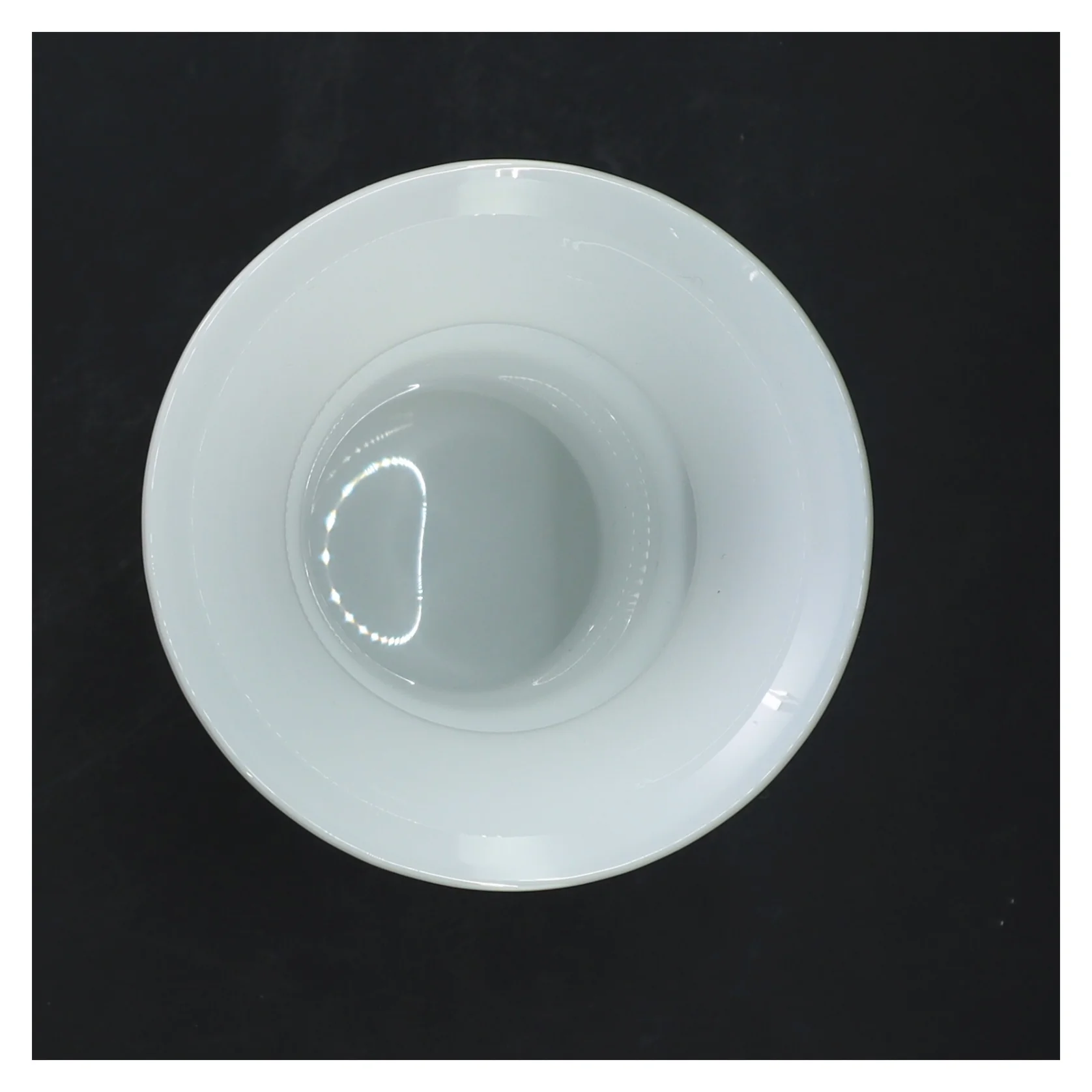 Hvid vase fra Holmegaard (str. Ø 10 cm længde 18 cm)