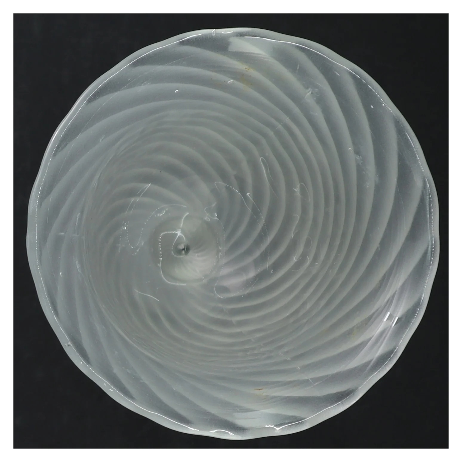 Mælkehvidt glasvase (str. H. 23 cm)