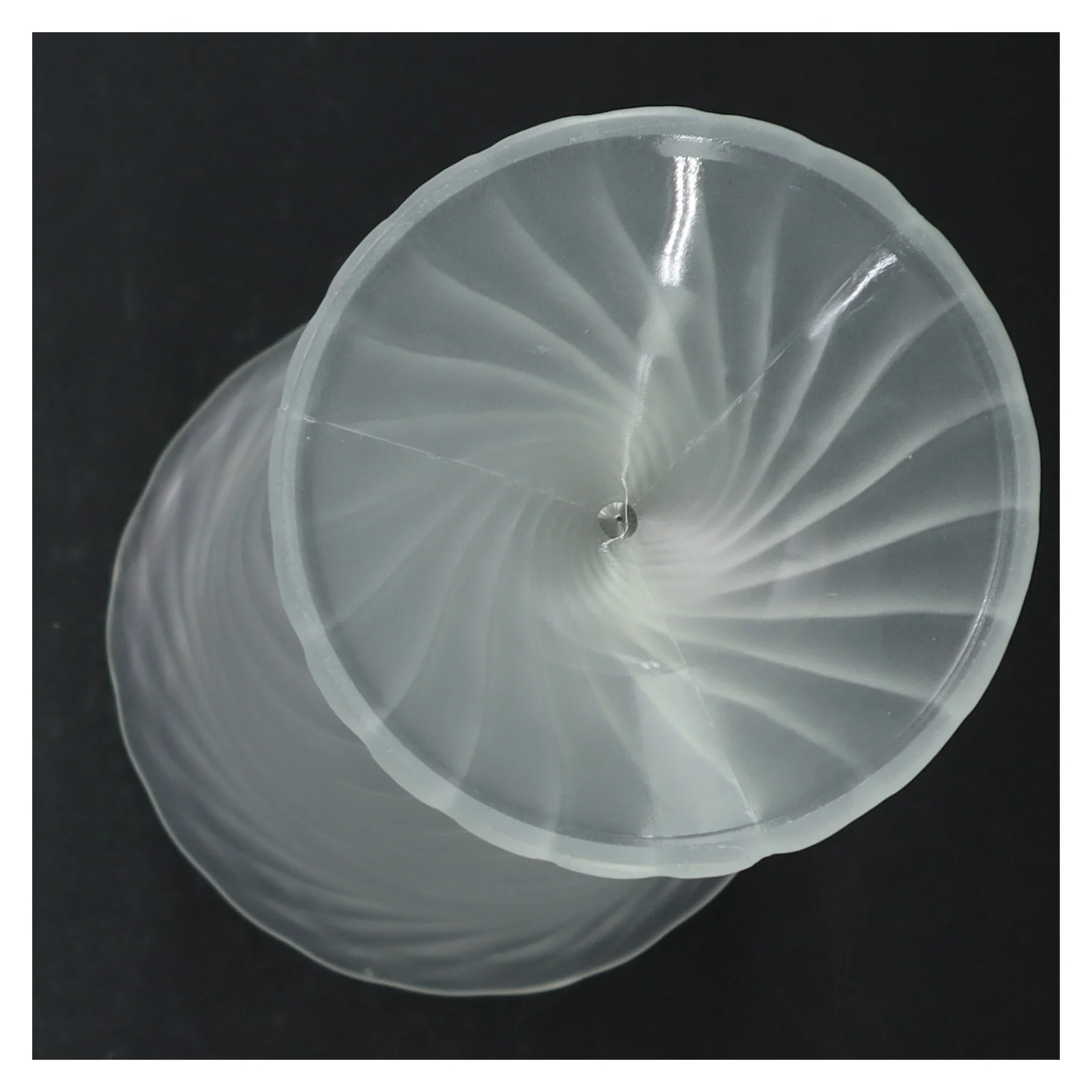 Mælkehvidt glasvase (str. H. 23 cm)