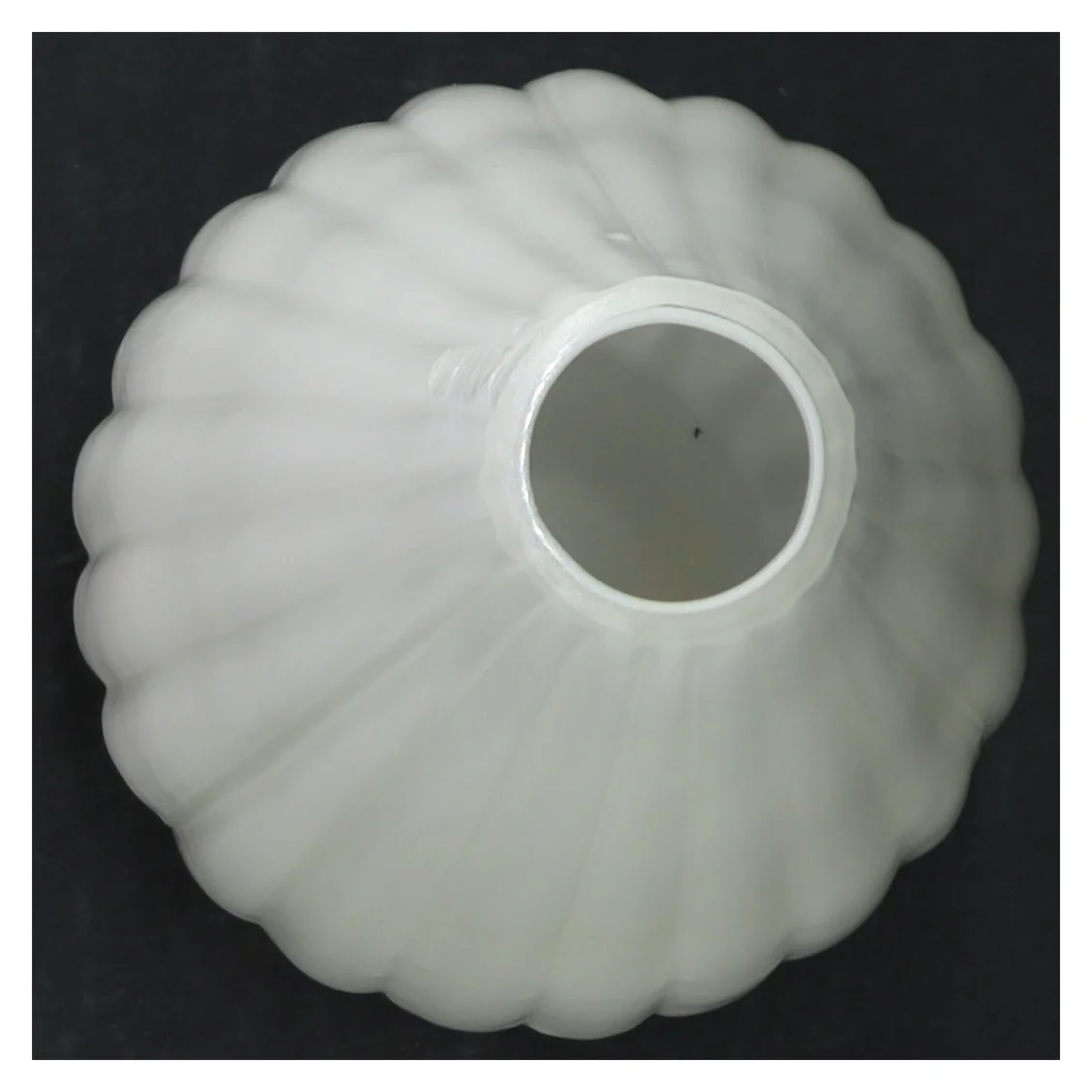 Hvidt glasvase (str. H. 18 cm)