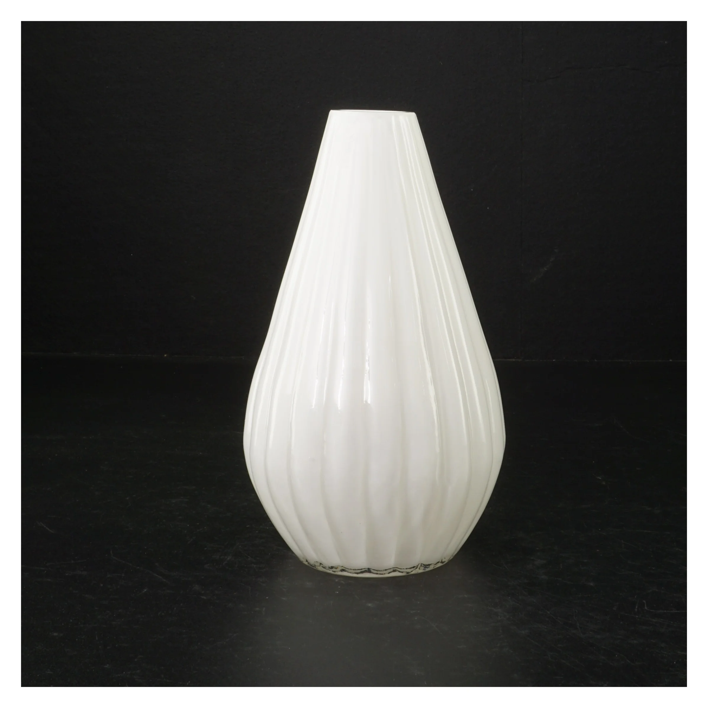 Hvidt glasvase (str. H. 18 cm)