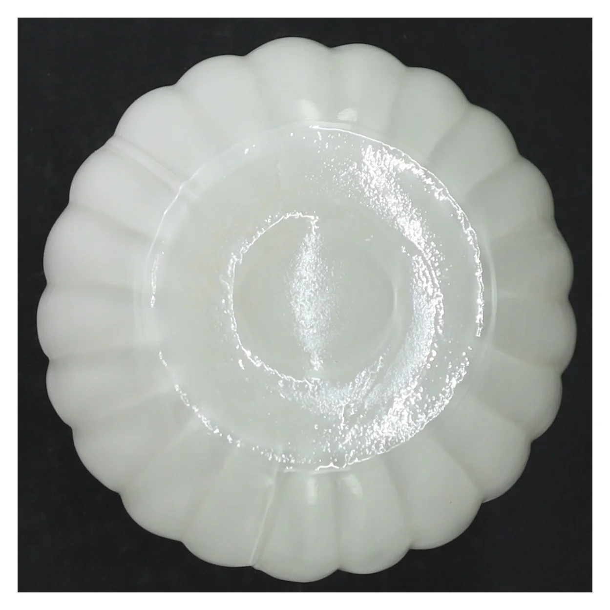 Hvidt glasvase (str. H. 18 cm)