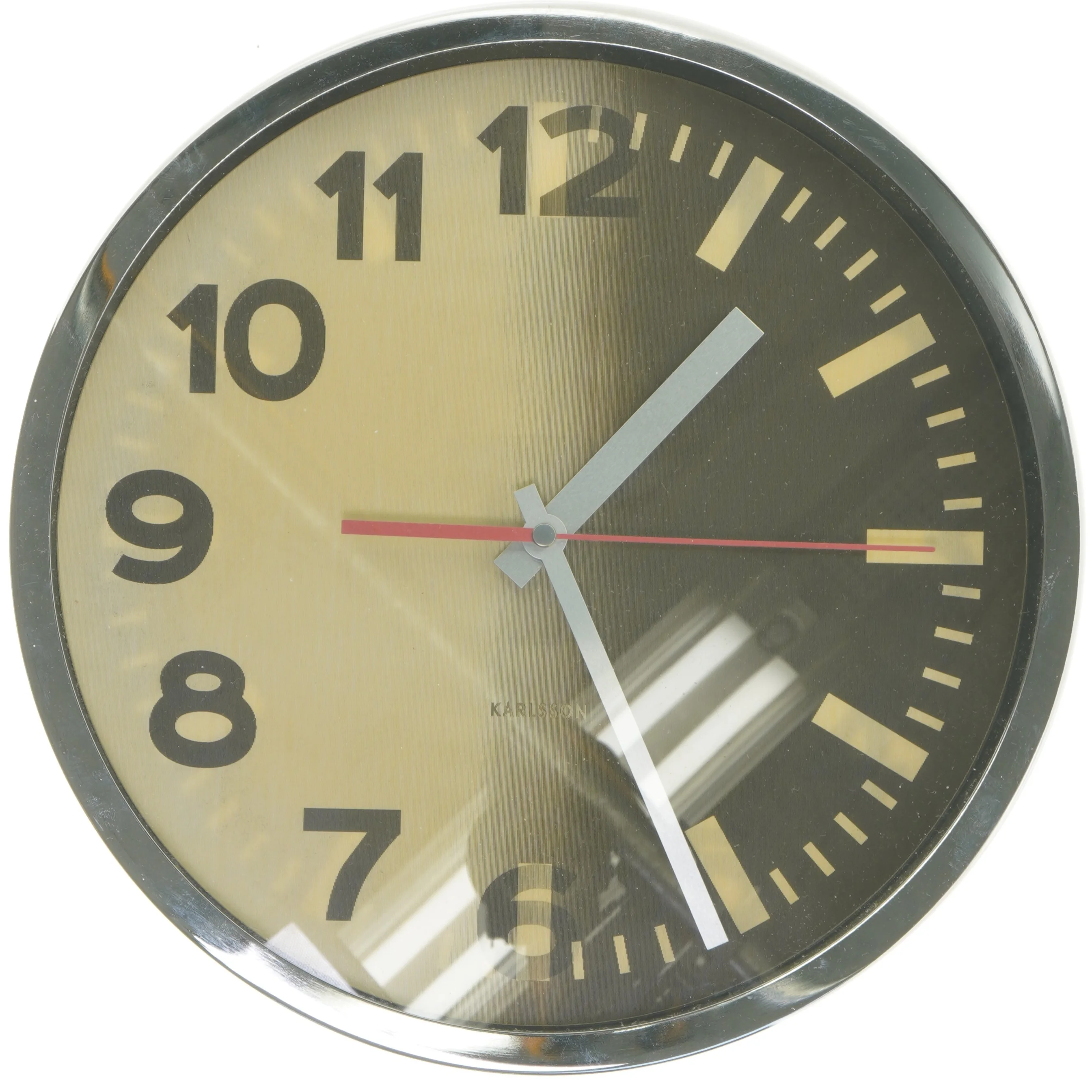 Vægur med sort urskive fra Karlsson (str. Ø 30,5 cm)