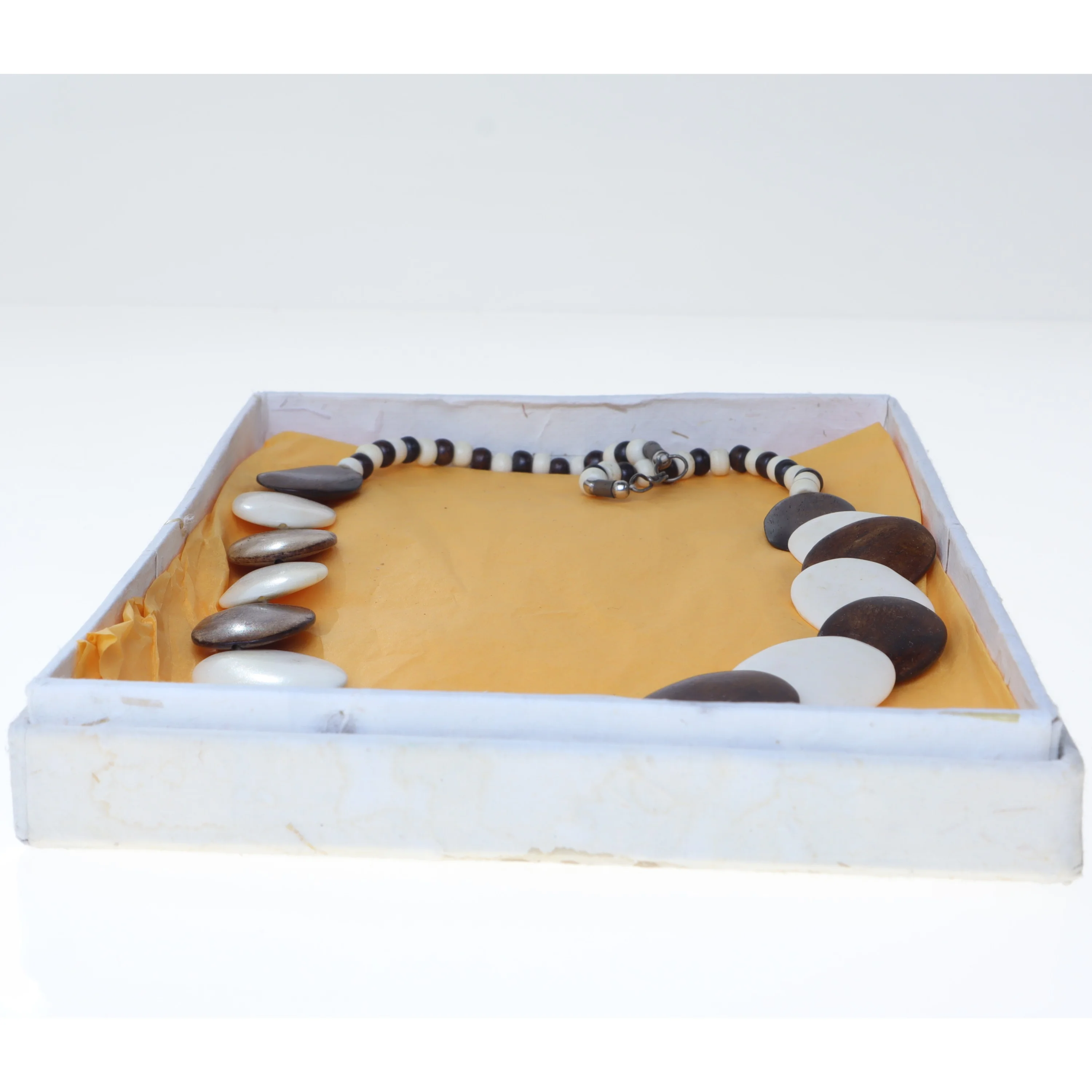 Halskæde med store perler (str. 60 cm)