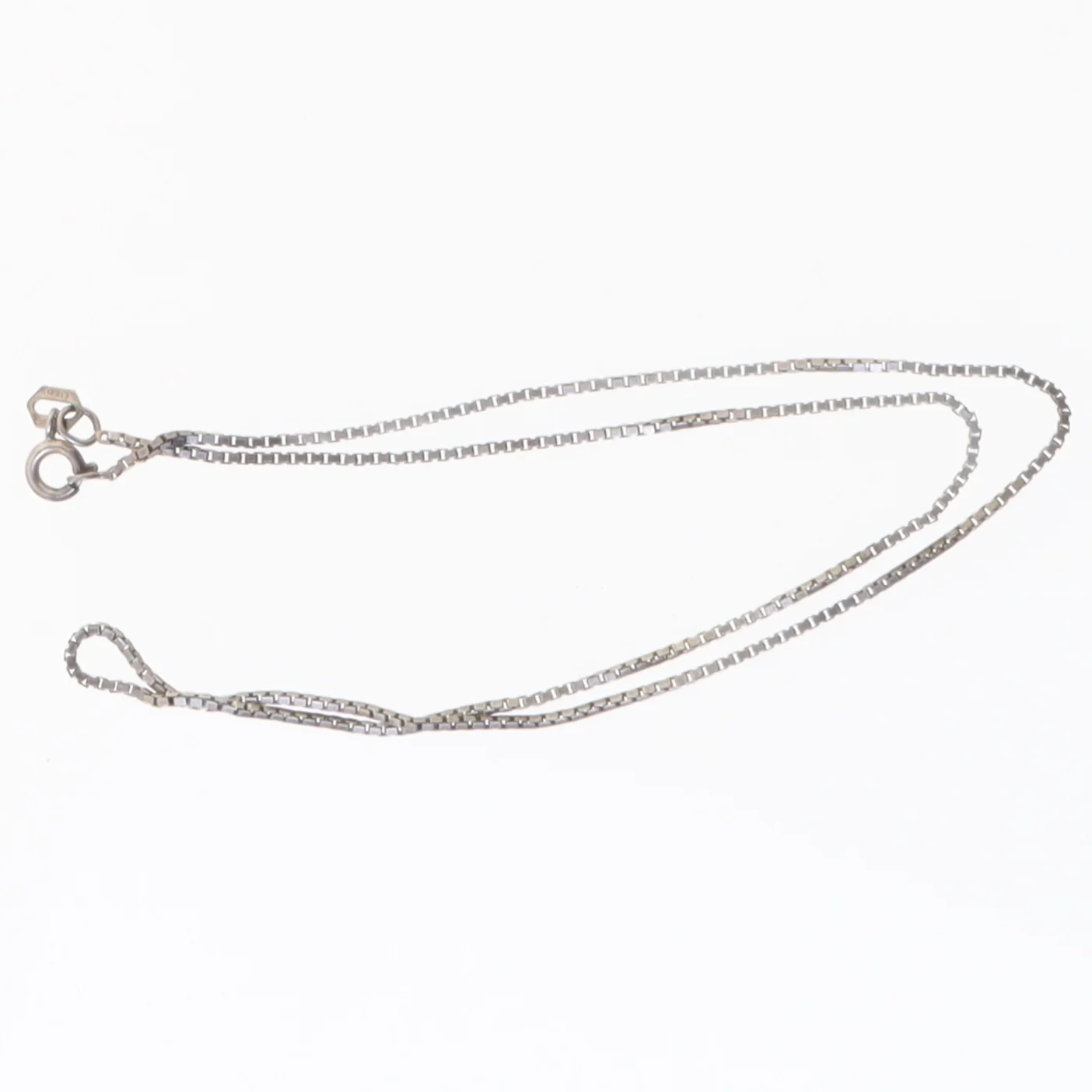 Sølvfarvet halskæde (str. 40 cm)