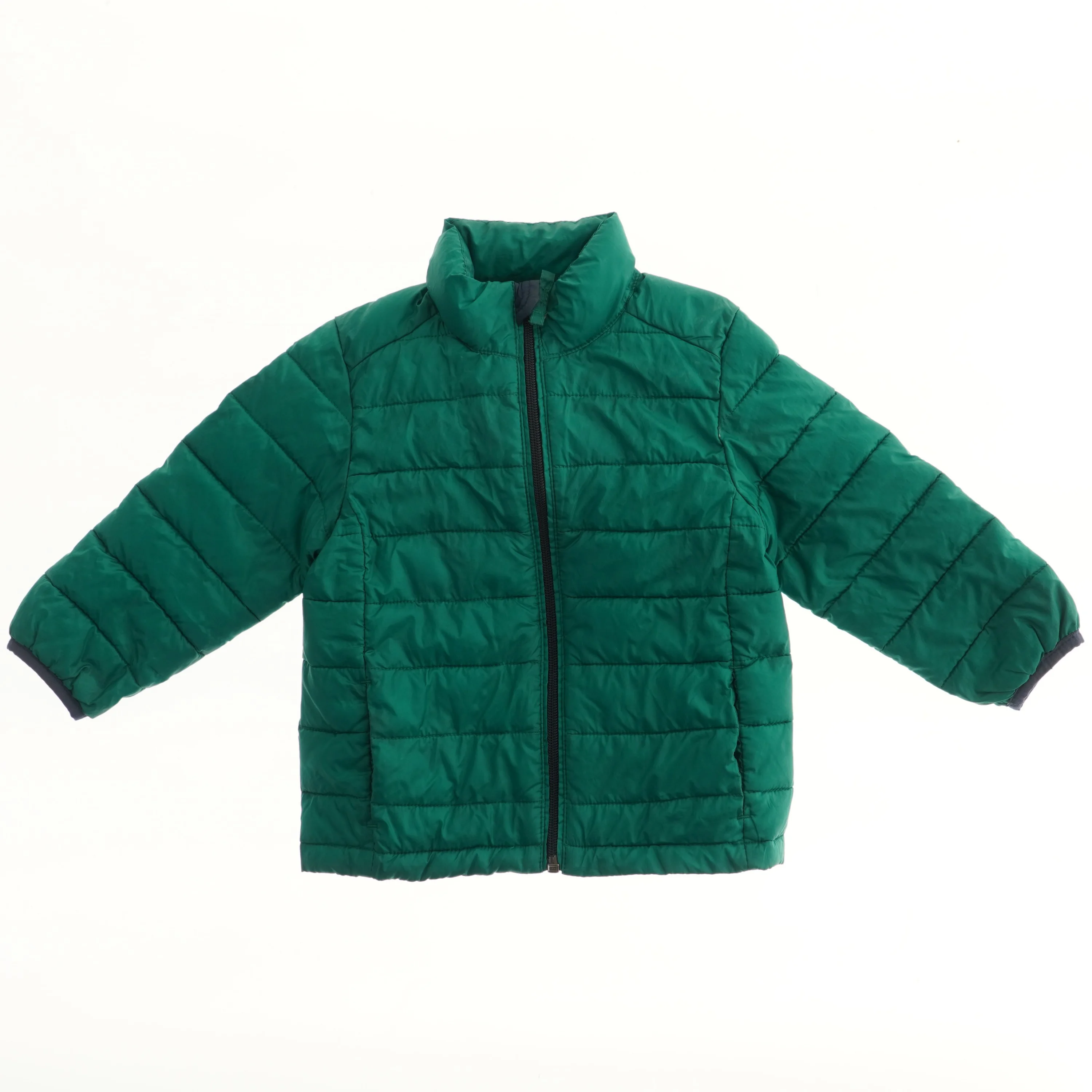 Varm vatteret jakke fra Amazon Essentials (str. 92)