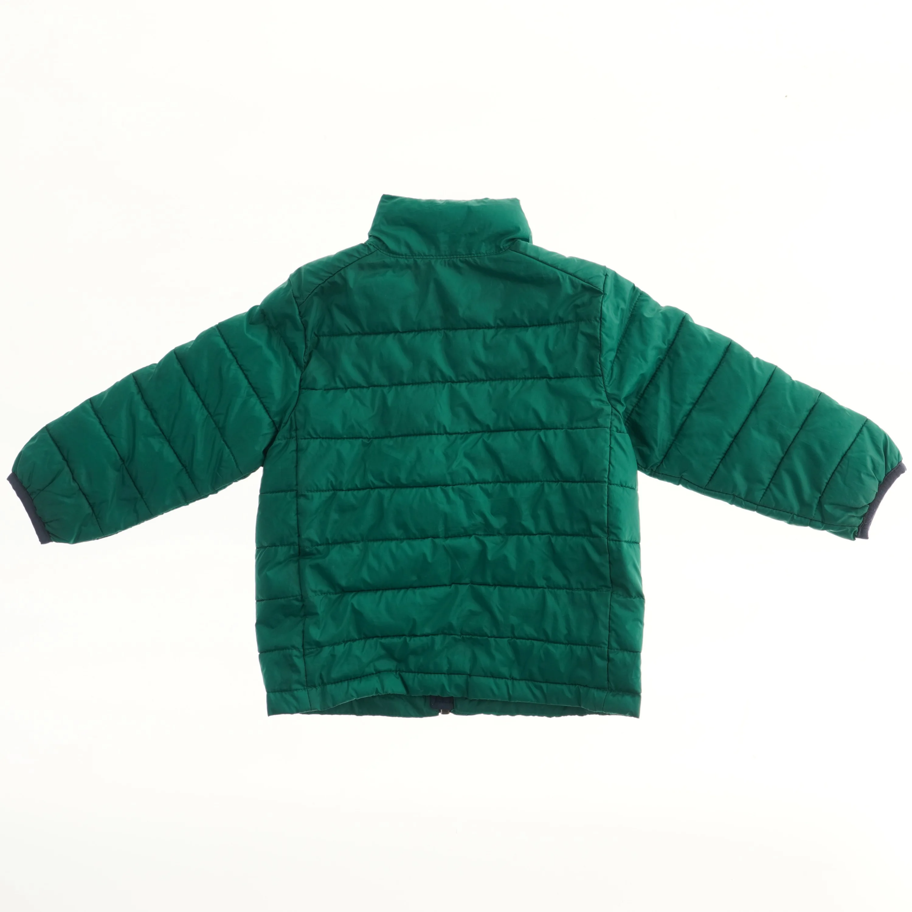 Varm vatteret jakke fra Amazon Essentials (str. 92)