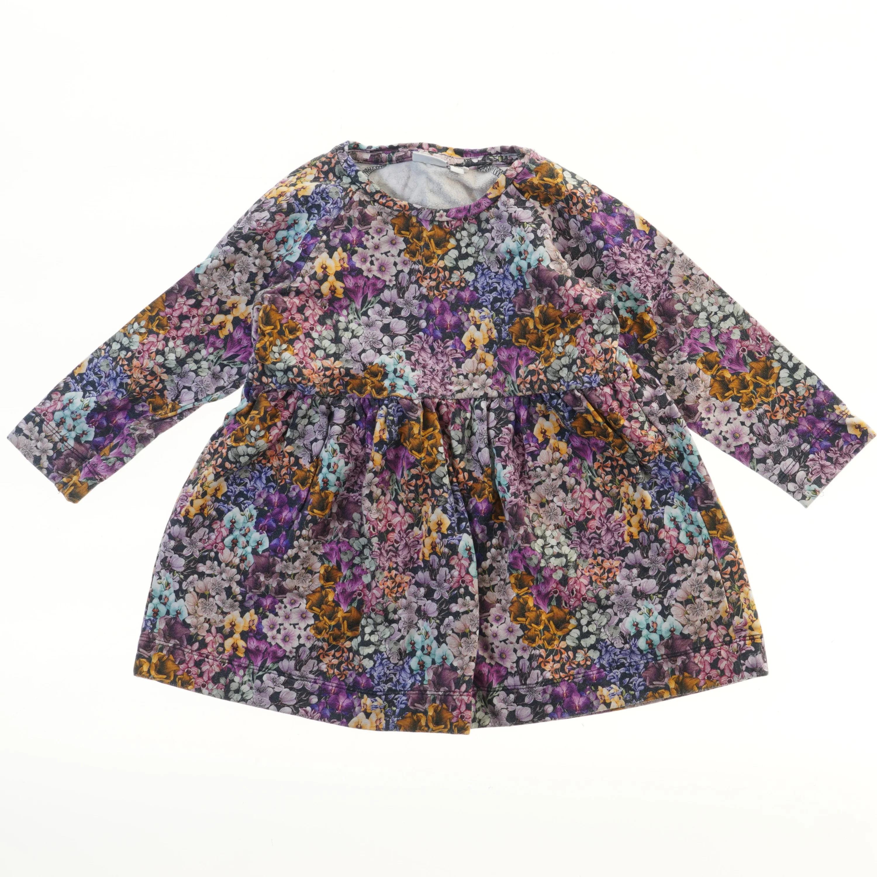 Kjole med blomstermønster fra Name It (str. 104)