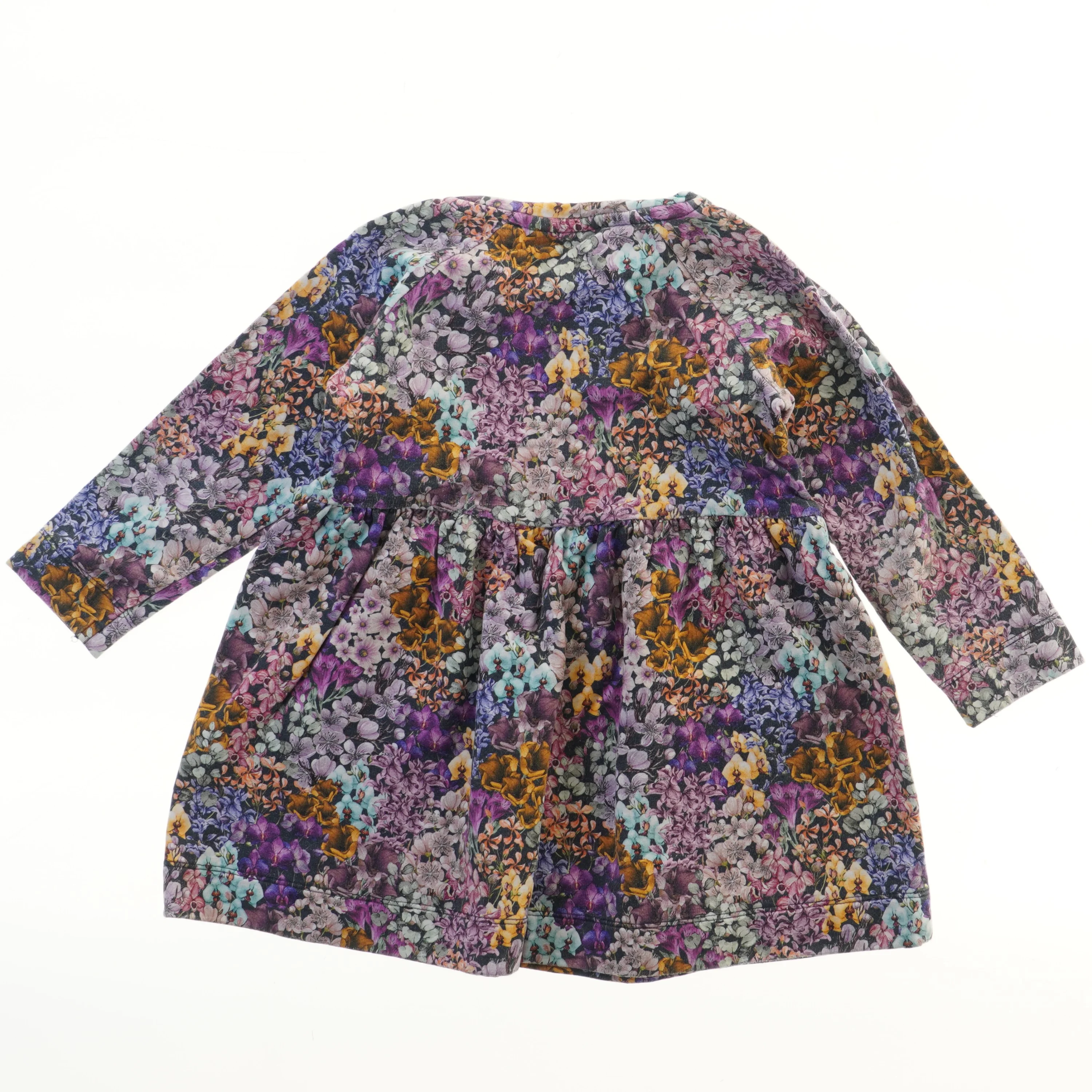 Kjole med blomstermønster fra Name It (str. 104)