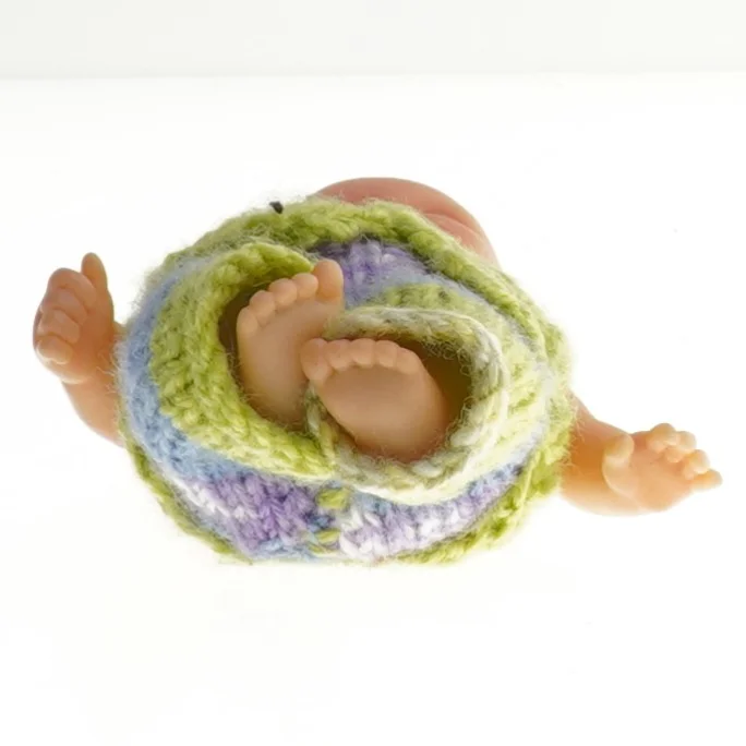 Lille dukke med tøj (str. 12 cm)