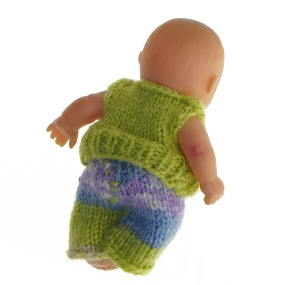 Lille dukke med tøj (str. 12 cm)