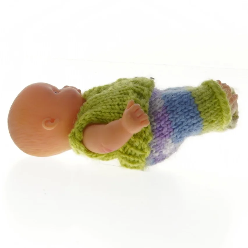 Lille dukke med tøj (str. 12 cm)