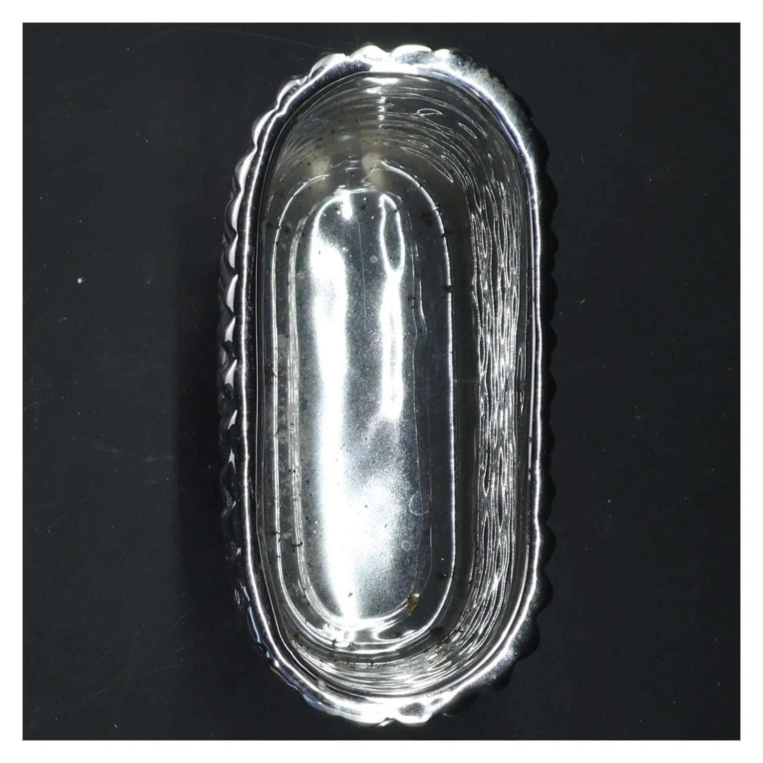 Sølvfarvet rektangulær vase (str. 14x7 cm)