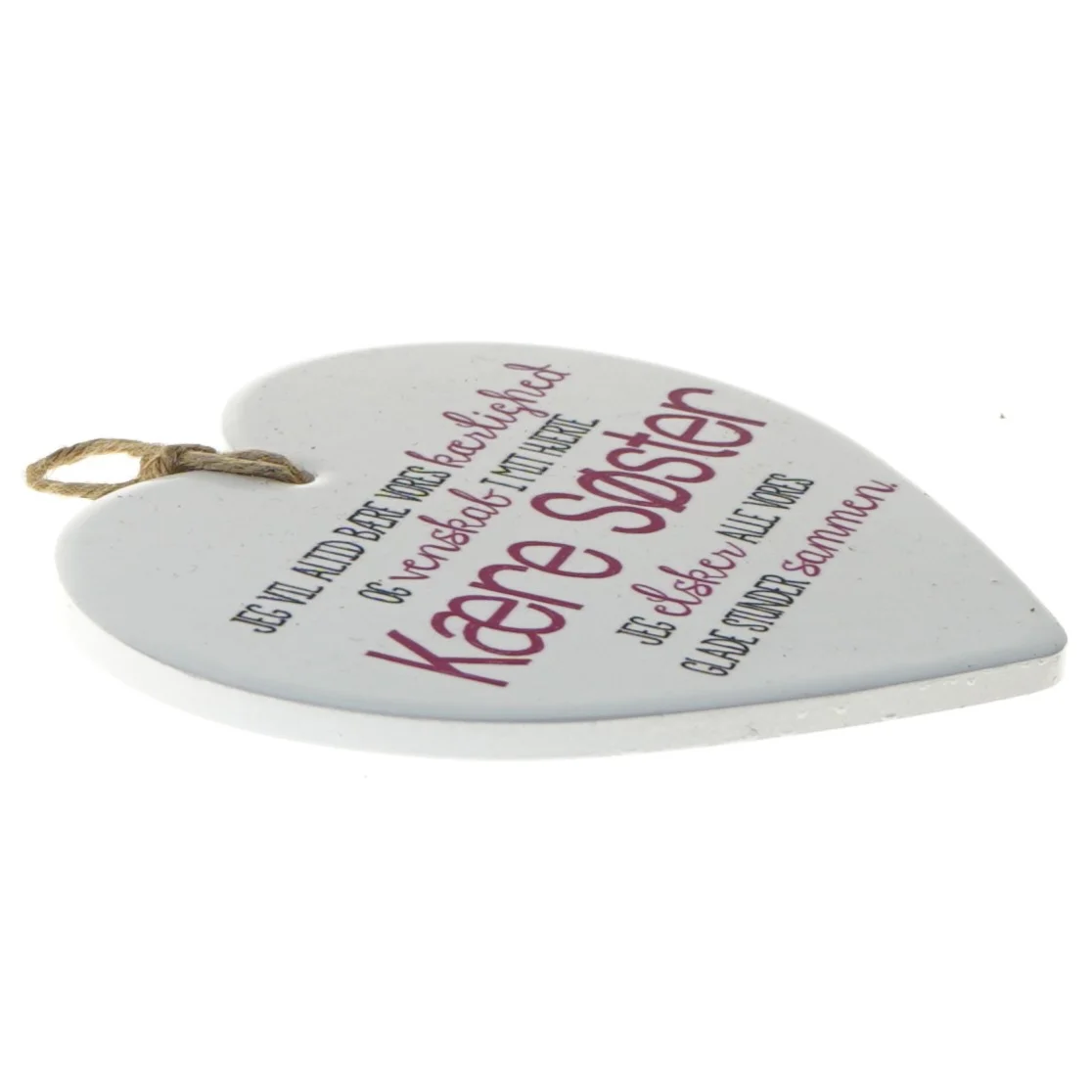 Hjerteformet vægdekoration med tekst 'Kære Søster' fra Hisabjoker (str. 15,5x15 cm)