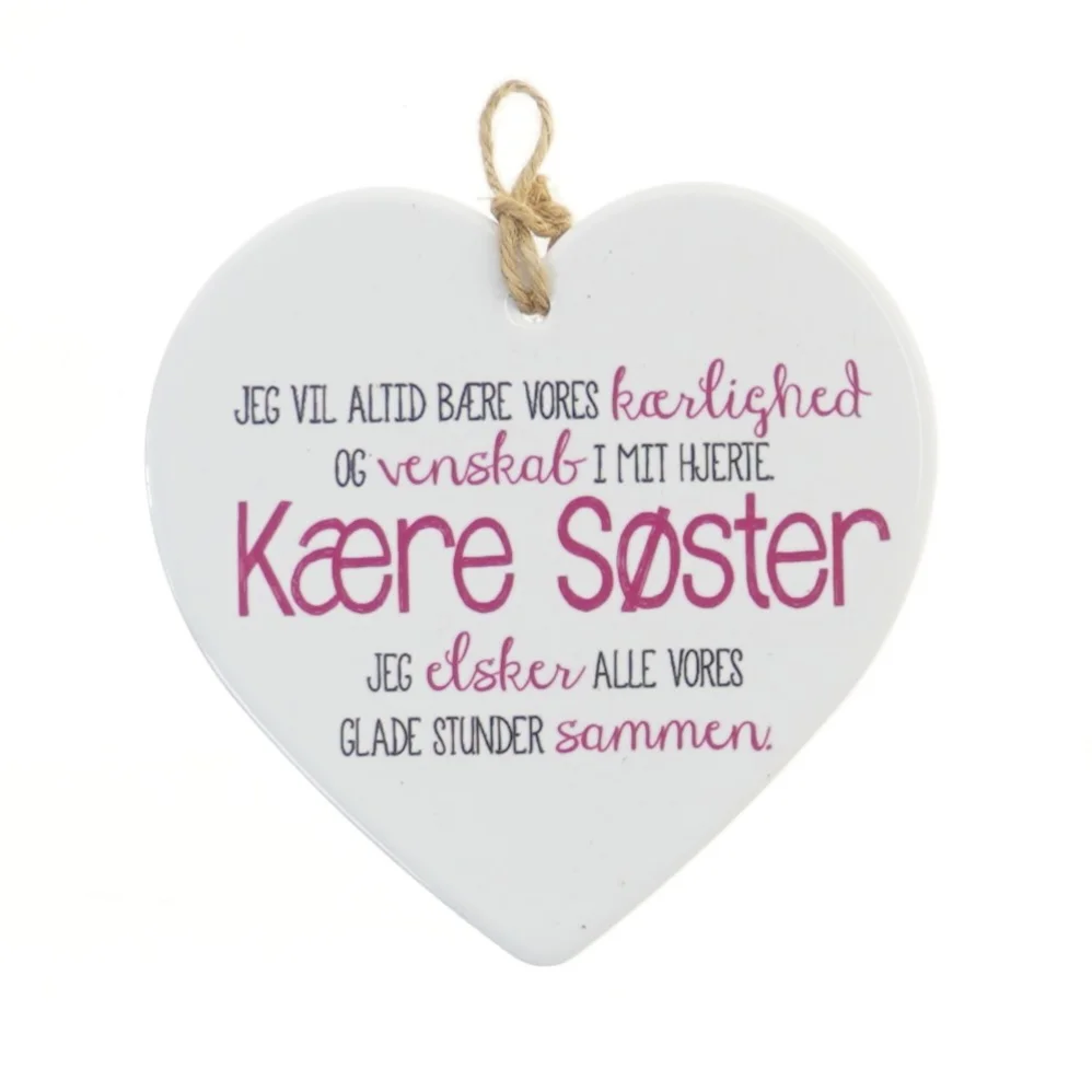 Hjerteformet vægdekoration med tekst 'Kære Søster' fra Hisabjoker (str. 15,5x15 cm)