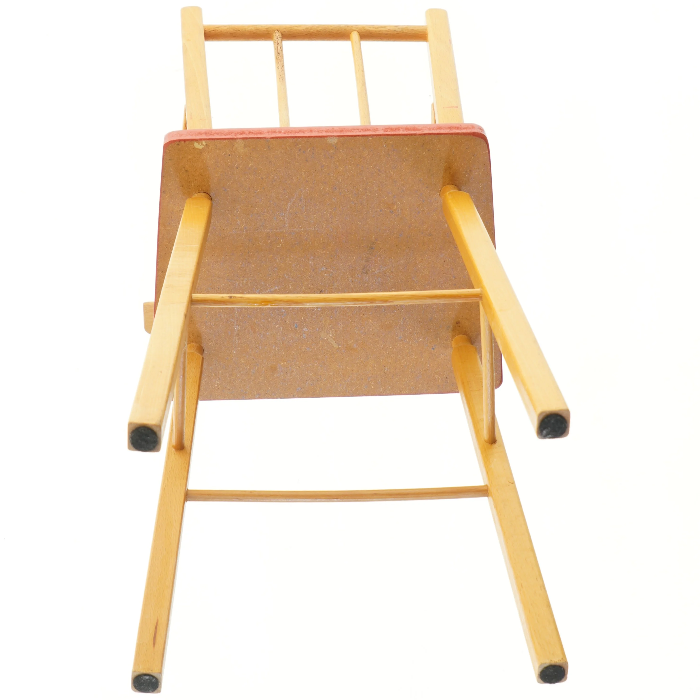 Høj stol i træ med rød sæde (str. 58x24,5 cm)