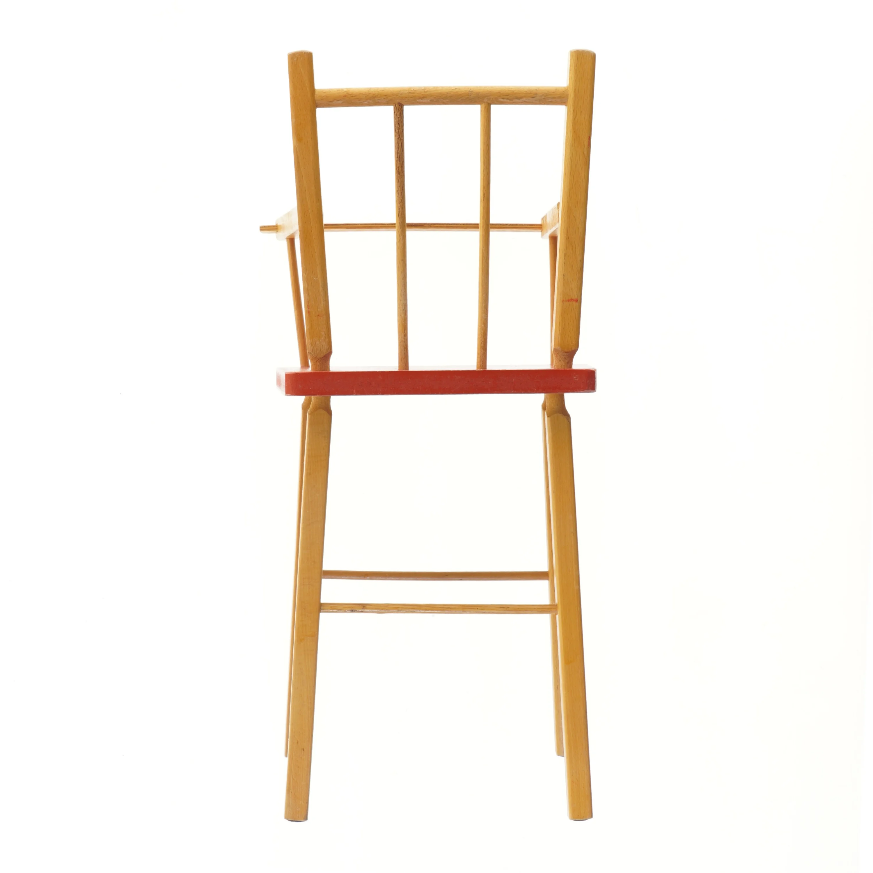 Høj stol i træ med rød sæde (str. 58x24,5 cm)