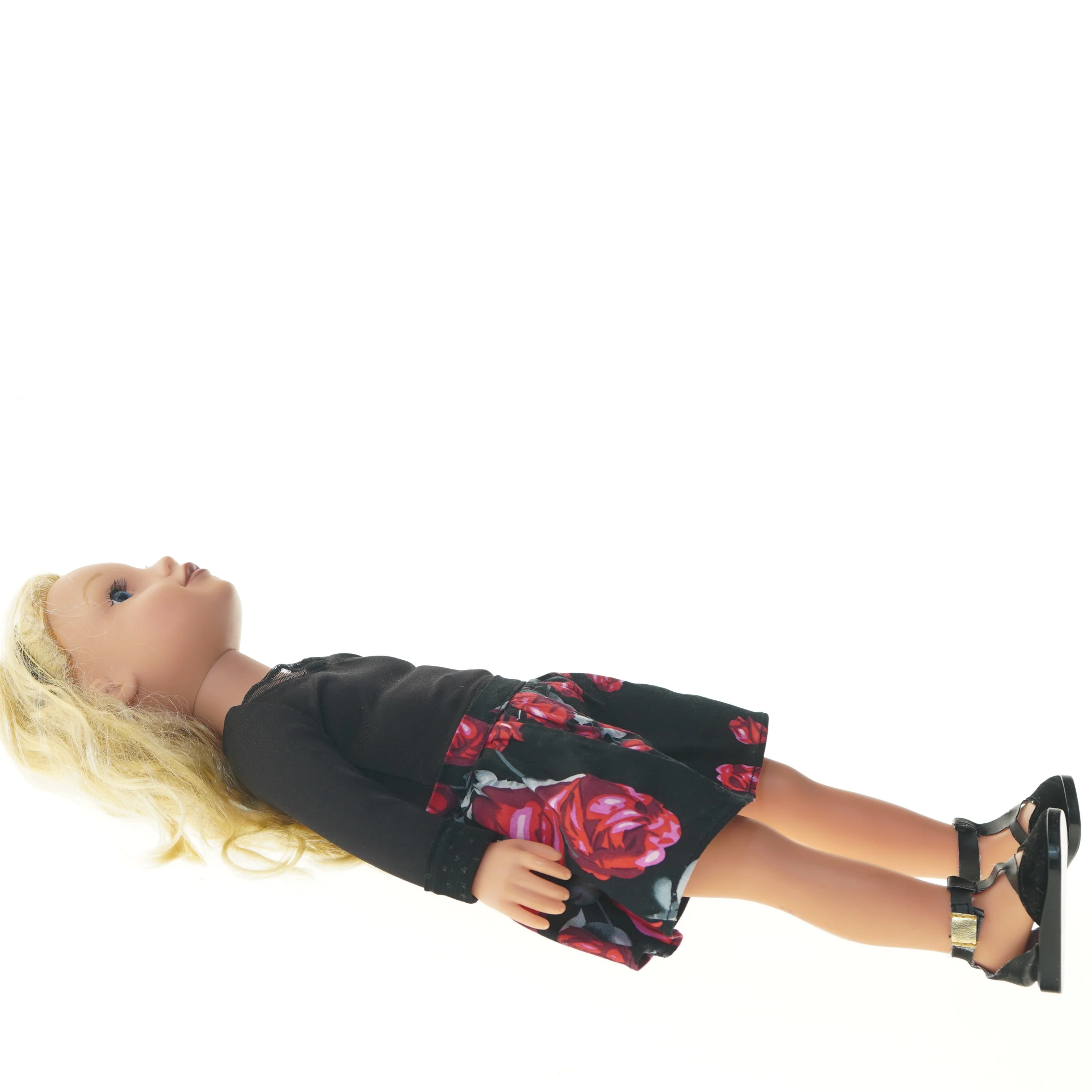 Dukke med sort bluse og blomster nederdel (str. 50 cm)