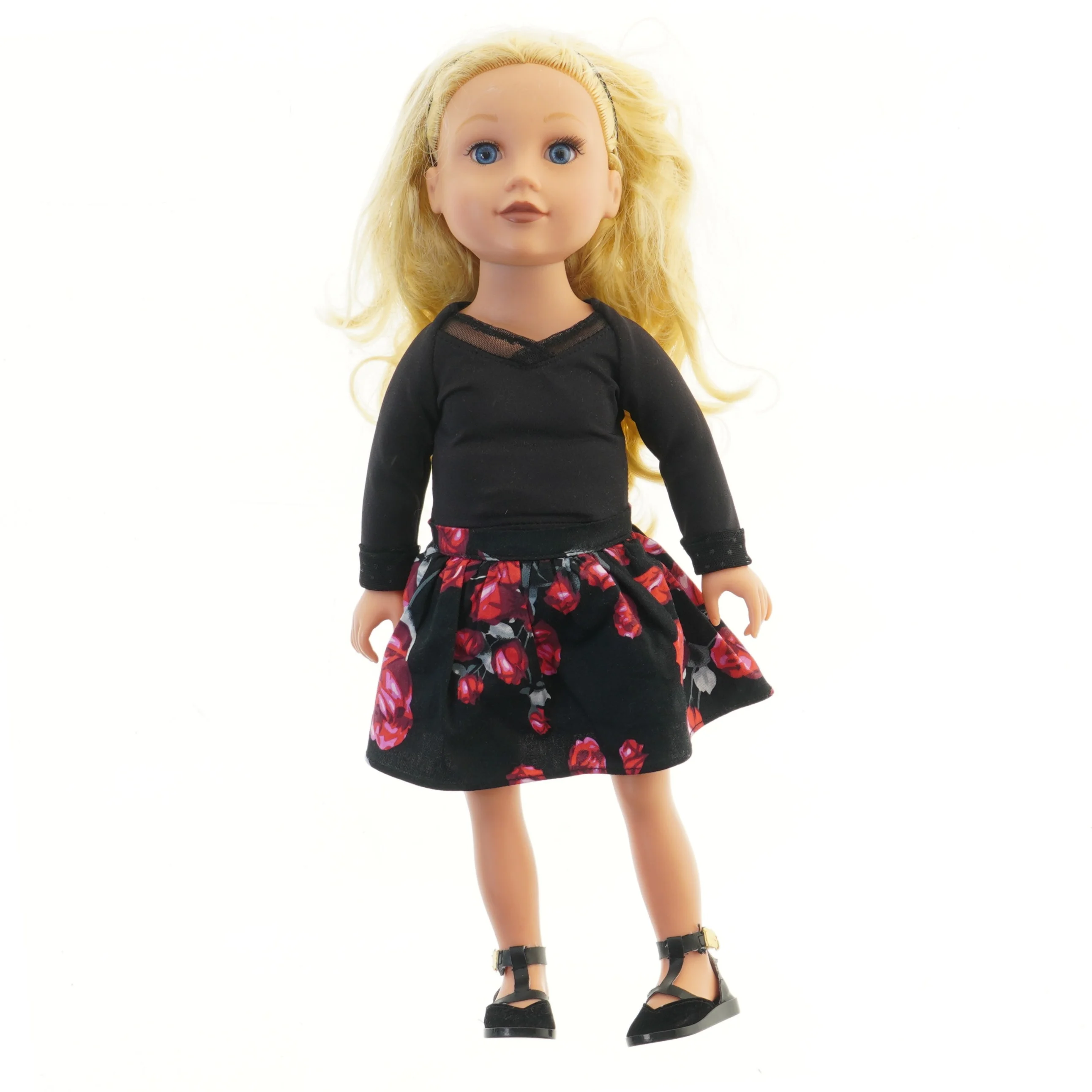 Dukke med sort bluse og blomster nederdel (str. 50 cm)
