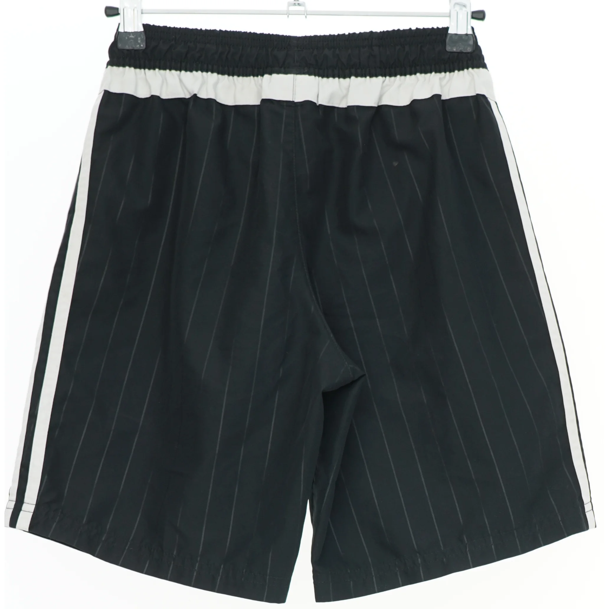 Shorts med striber fra Adidas (str. 152)