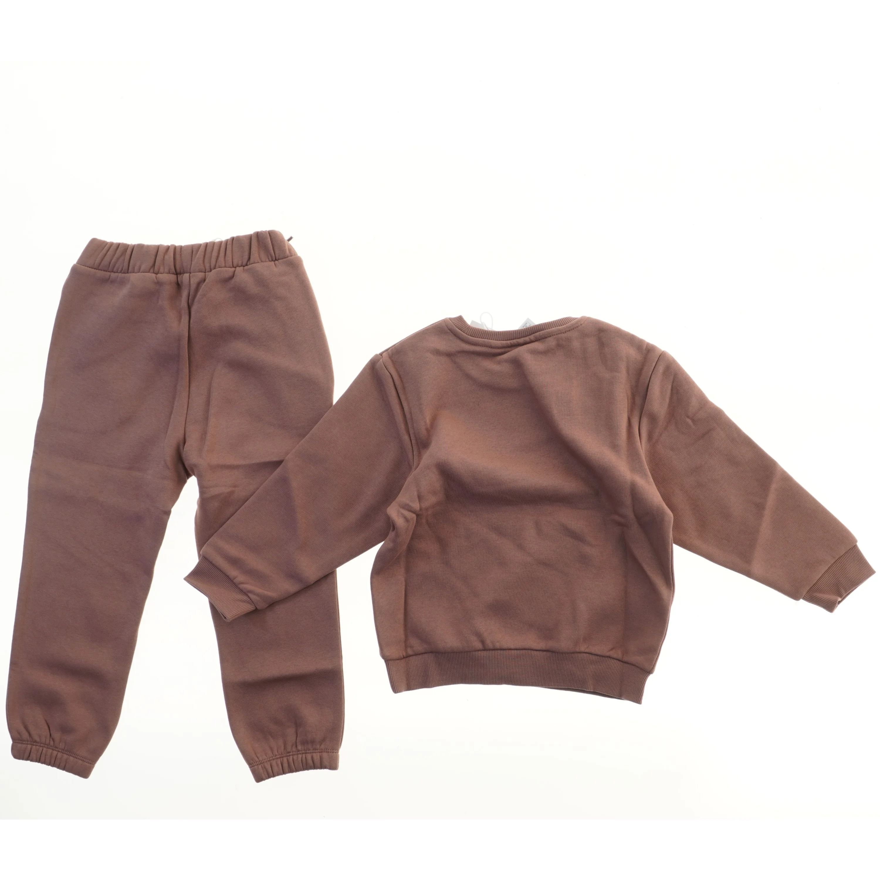 Brunt sæt med sweatshirt og bukser fra Name It (str. 104)