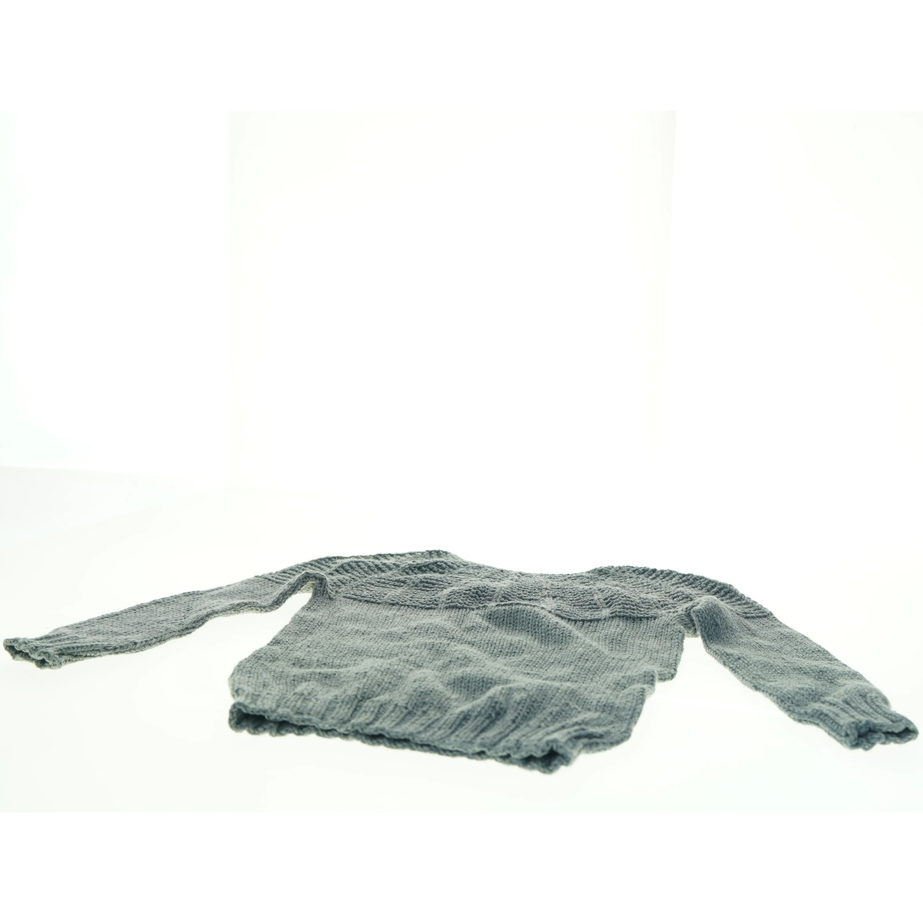 Grå håndstrikket uld-sweater (str. 30 x 37 cm ærme 23 cm)