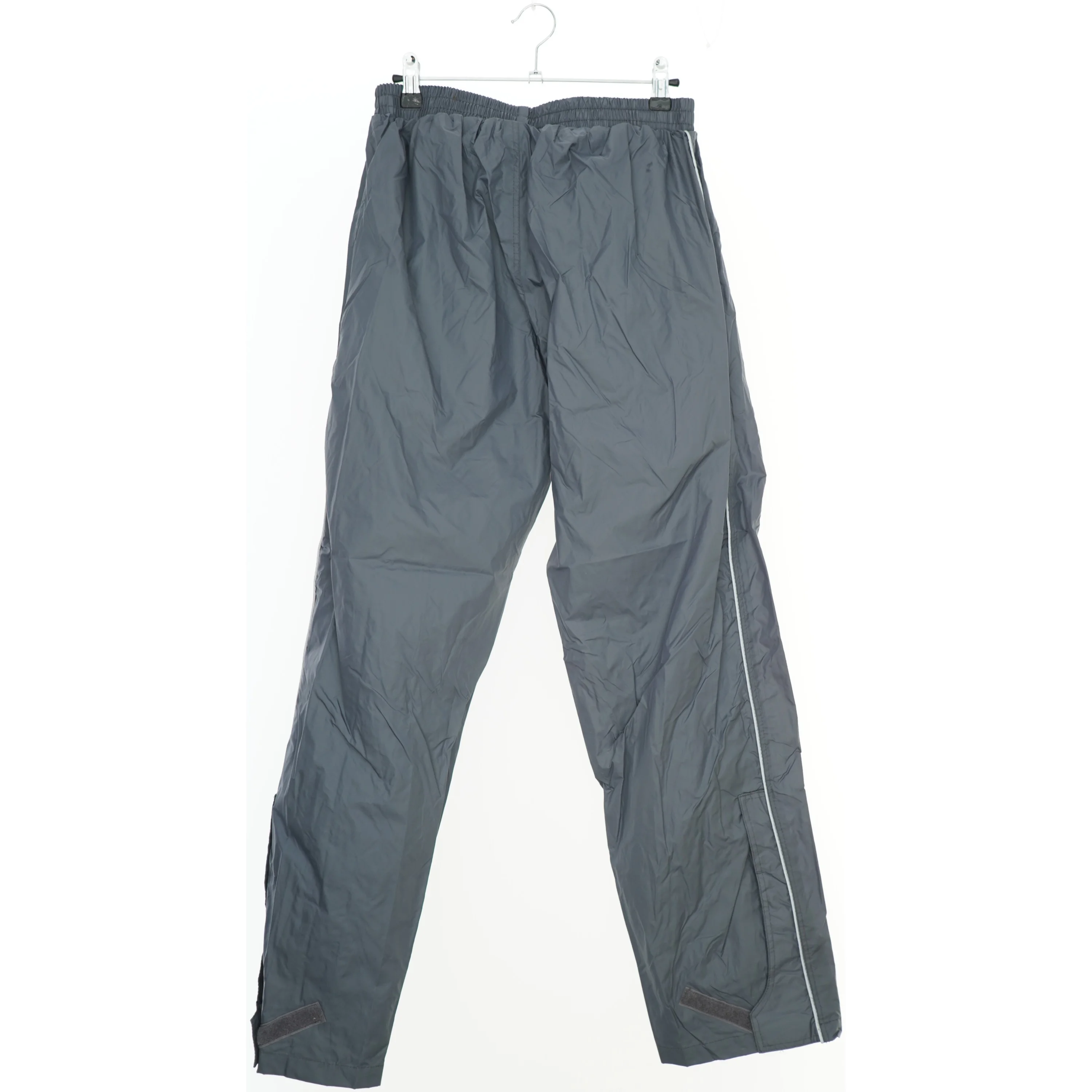 Regnbukser i grå fra NowOn (str. 152)