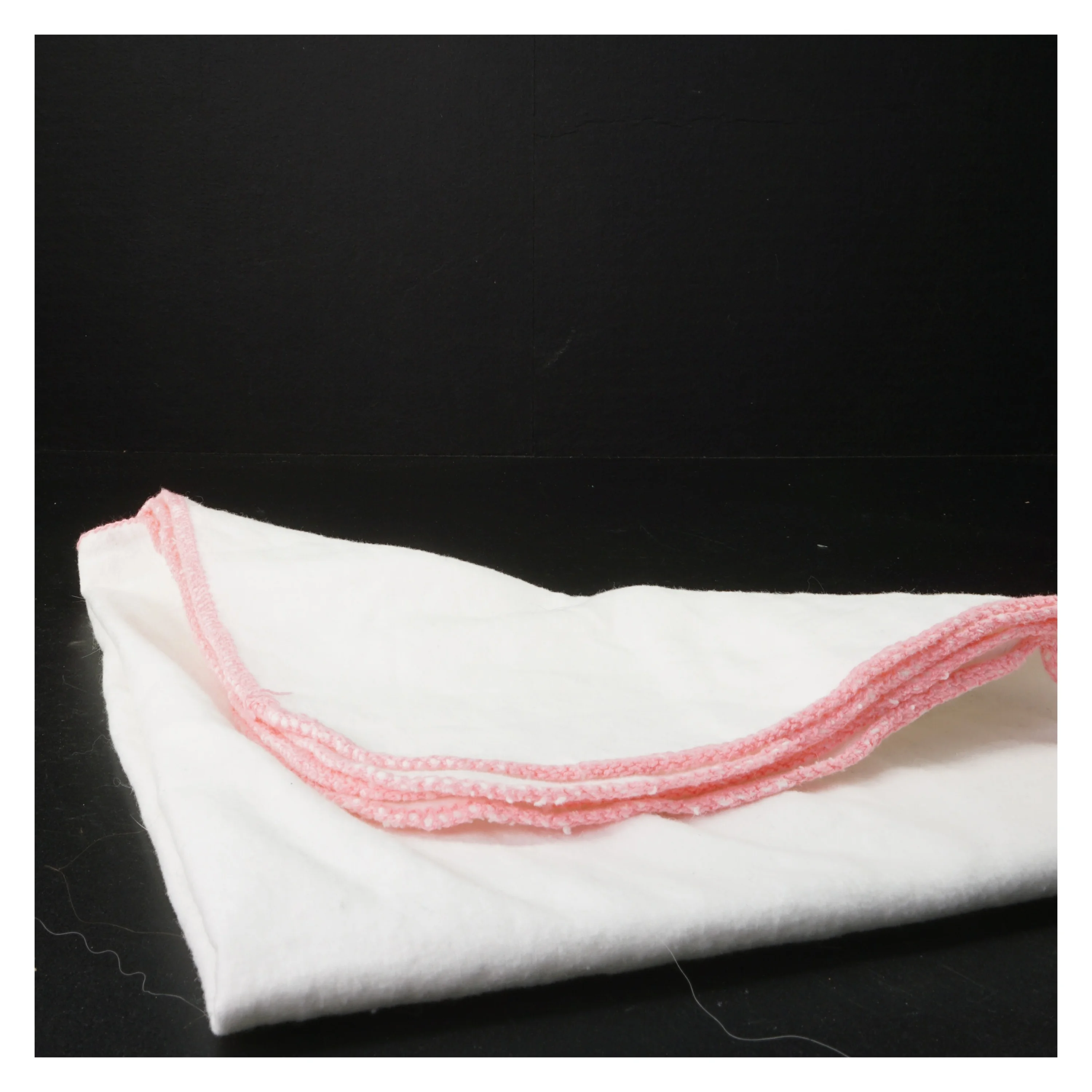 Hvidt bomuldsklæde med lyserød kant fra Tæppe (str. 75 x 65 cm)