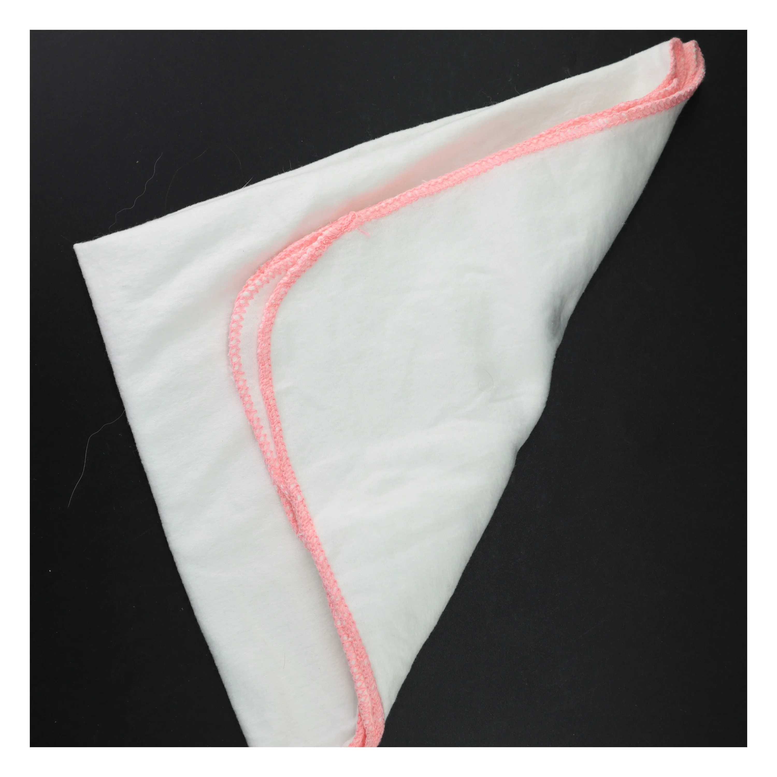 Hvidt bomuldsklæde med lyserød kant fra Tæppe (str. 75 x 65 cm)