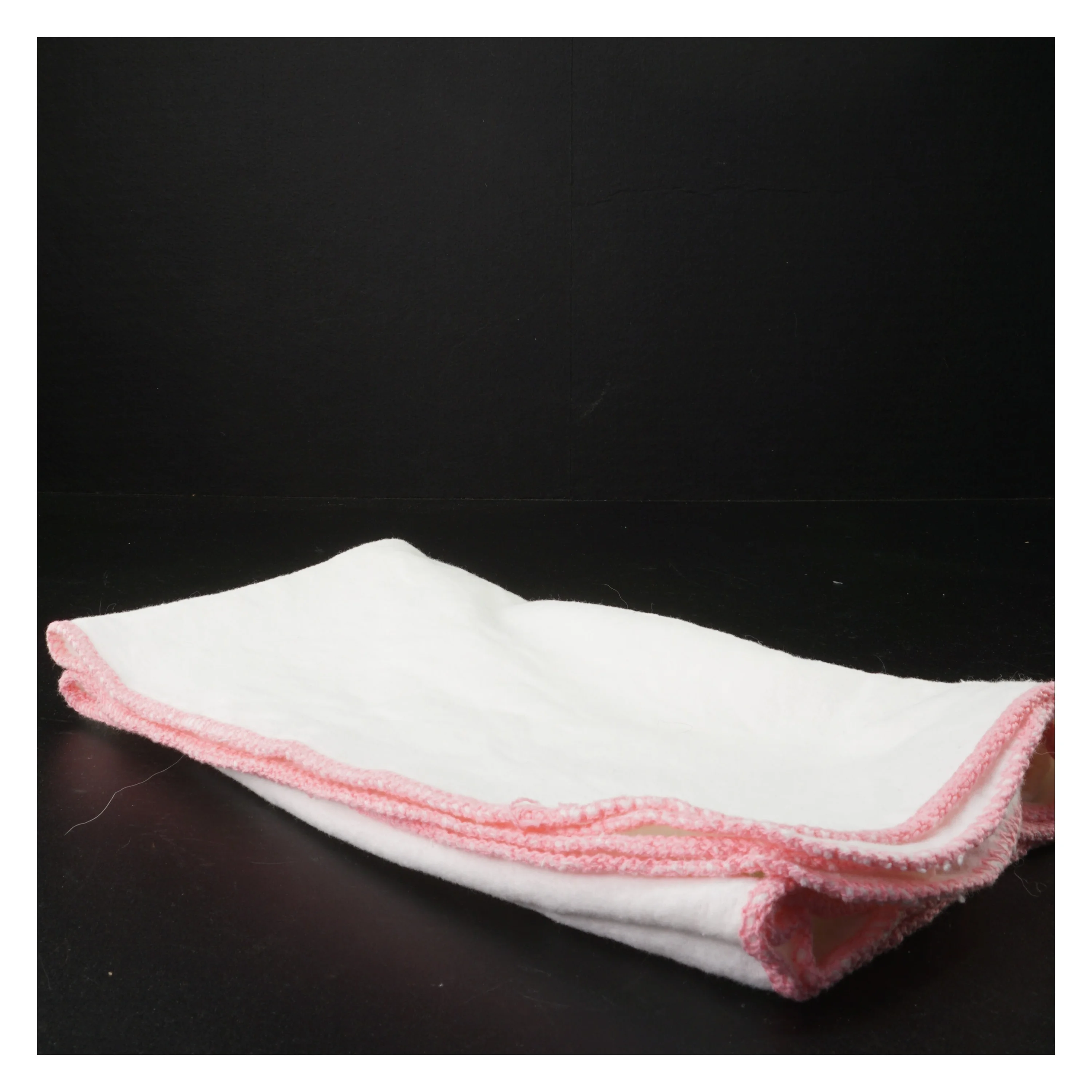 Hvidt bomuldsklæde med lyserød kant fra Tæppe (str. 75 x 65 cm)