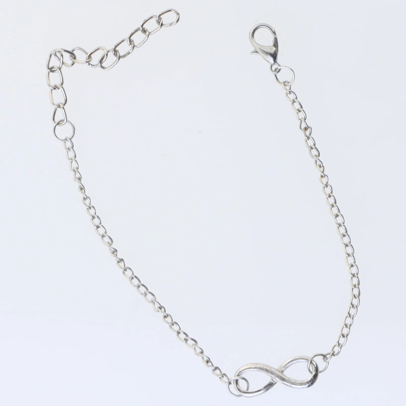 Sølvfarvet armbånd (str. 23,5 cm)