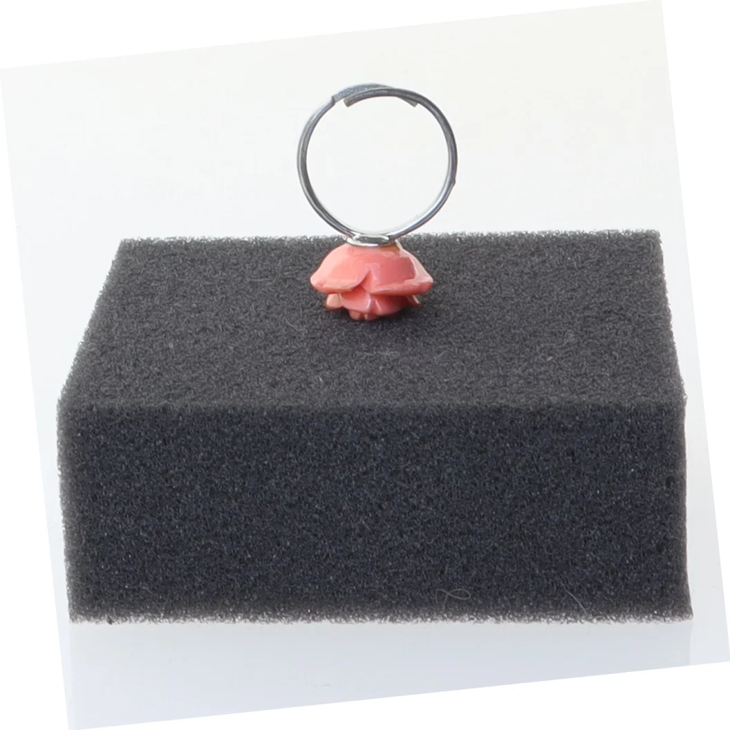 Ring med rosenformet vedhæng (str. 51)