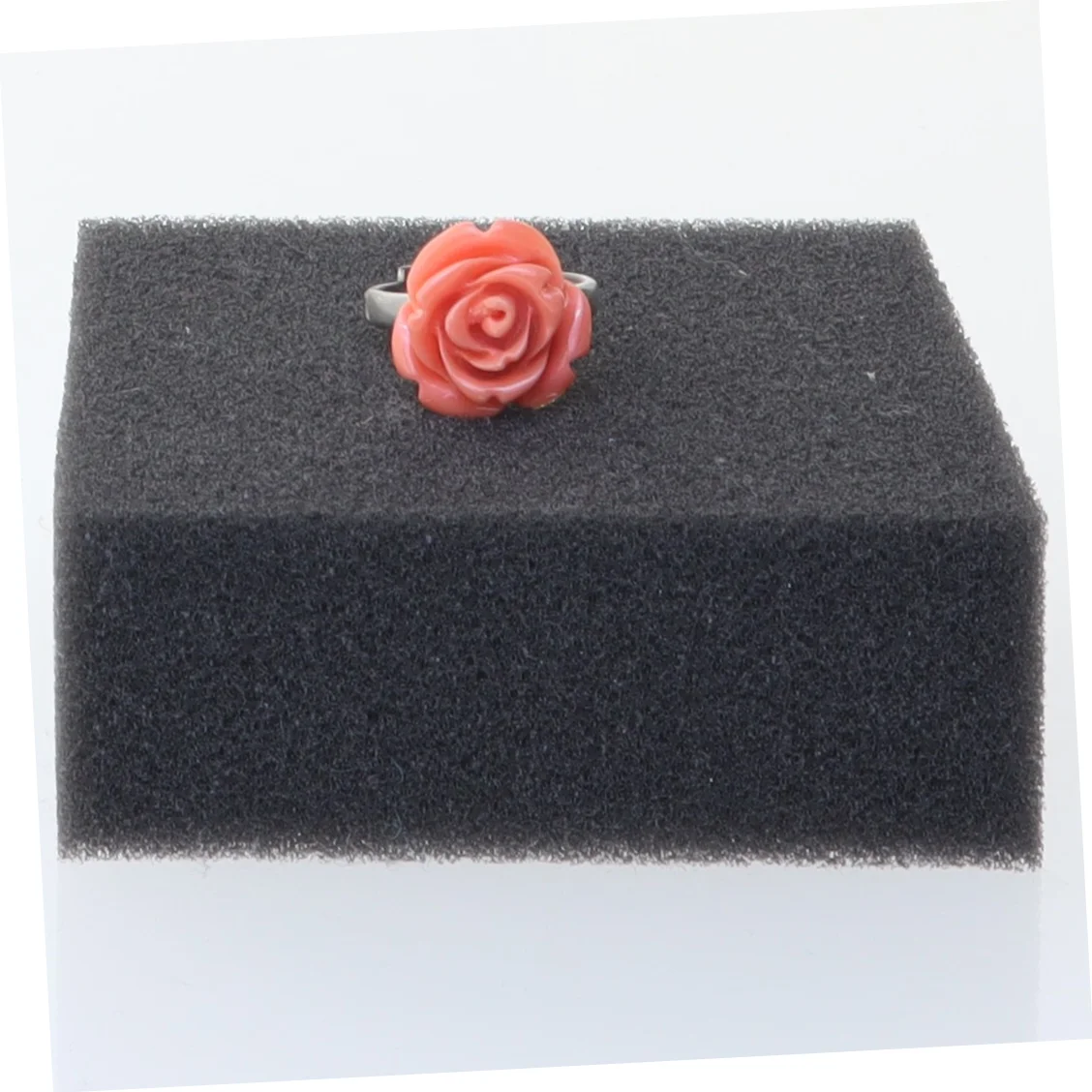 Ring med rosenformet vedhæng (str. 51)