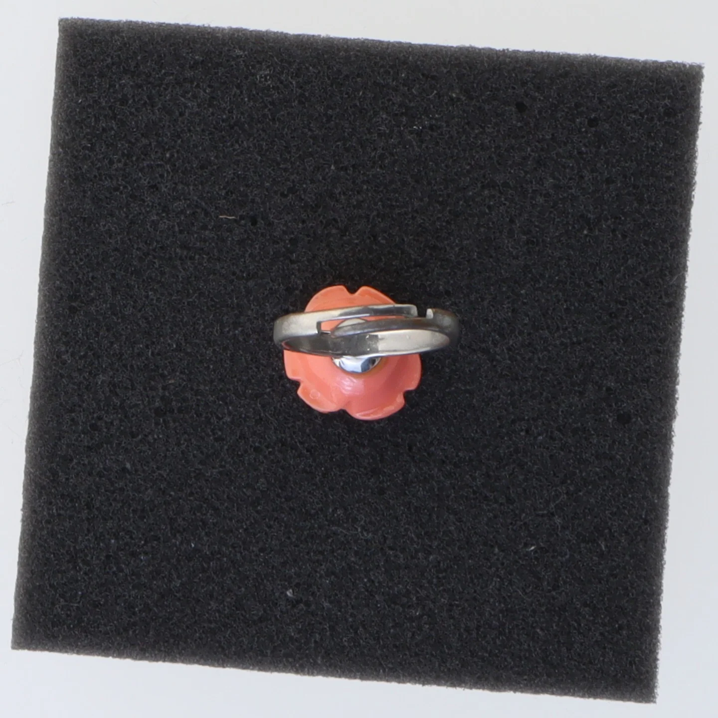 Ring med rosenformet vedhæng (str. 51)