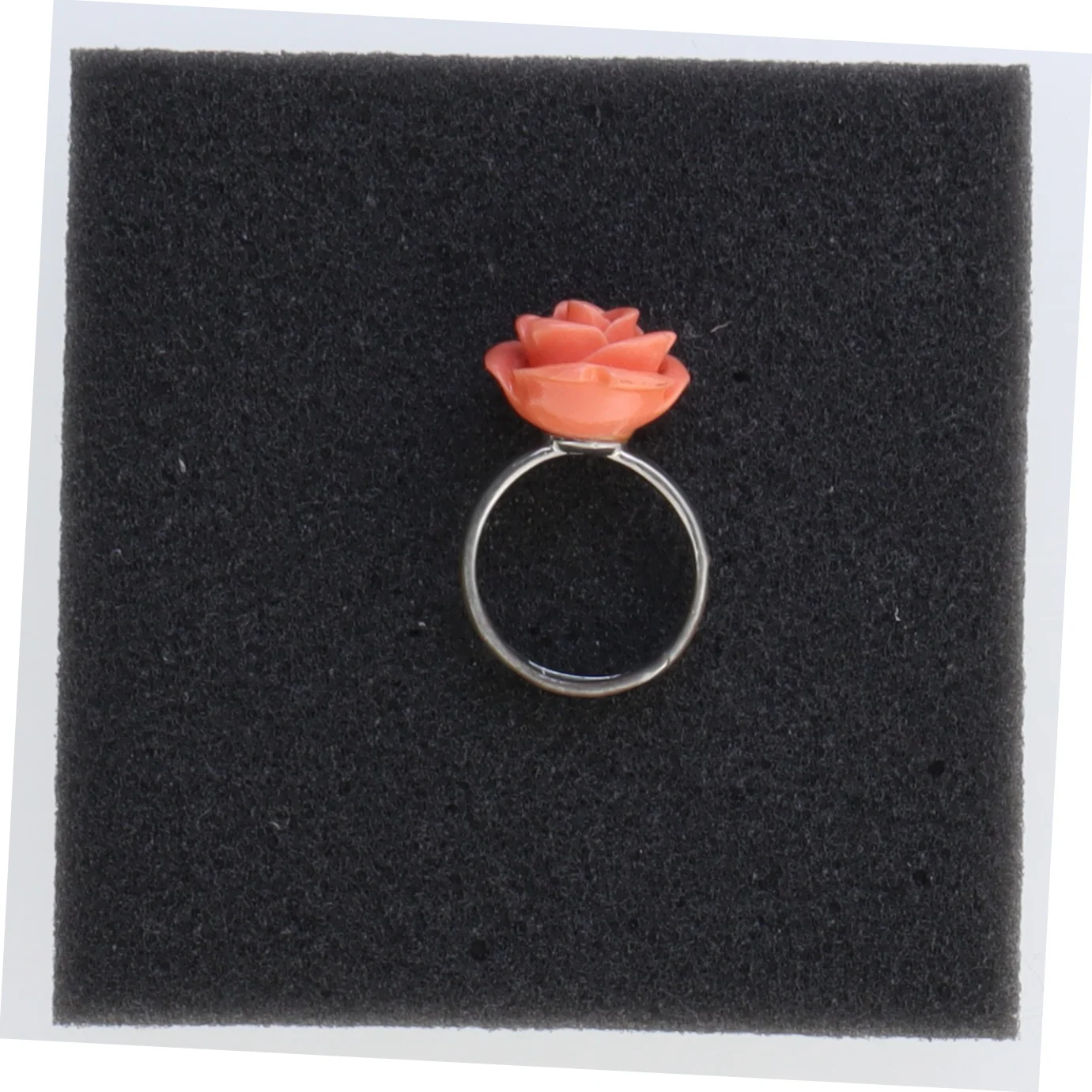 Ring med rosenformet vedhæng (str. 51)