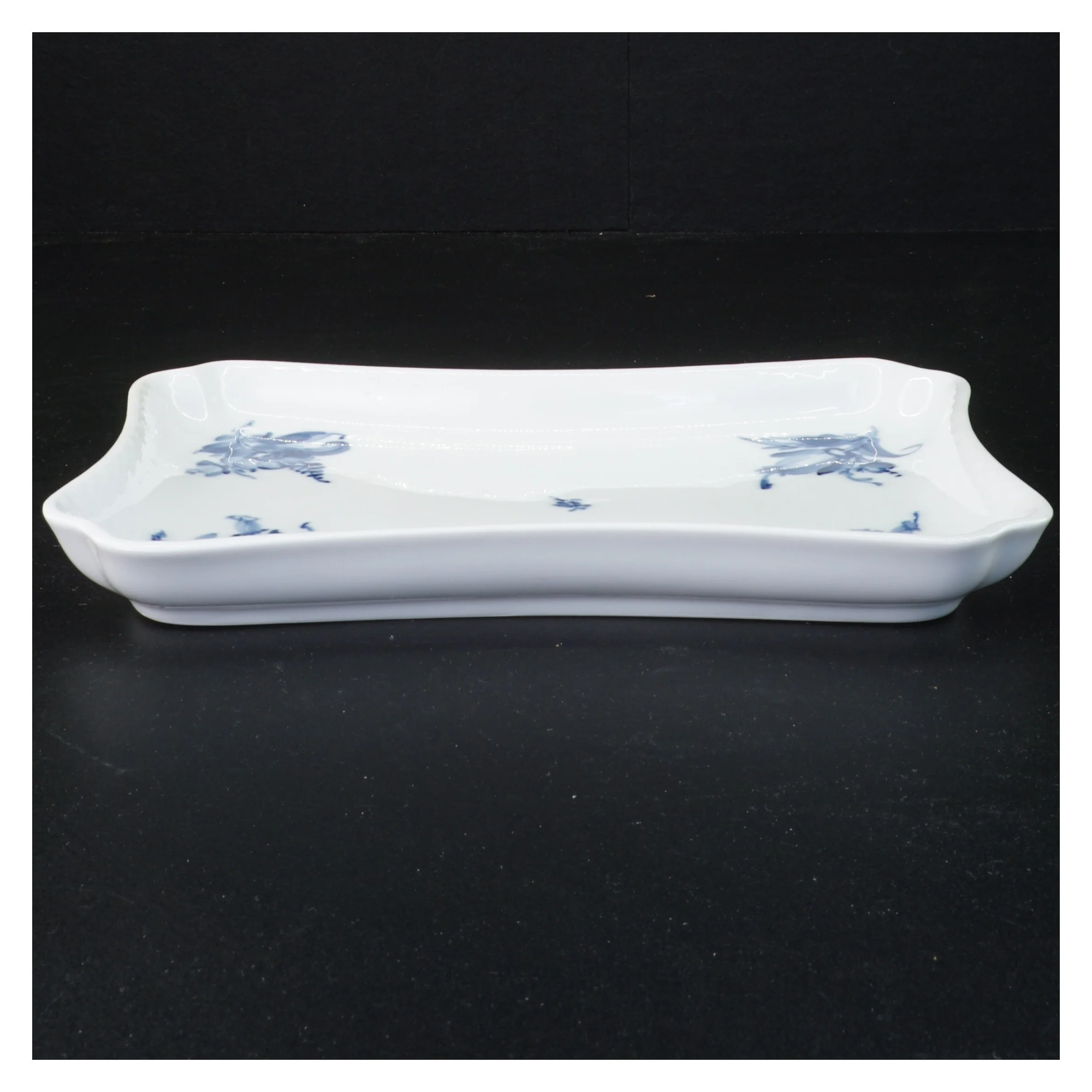 Blå blomst porcelænsfad, kantet, fra Royal Copenhagen, 1.sortering (str. 24 x 17 cm)